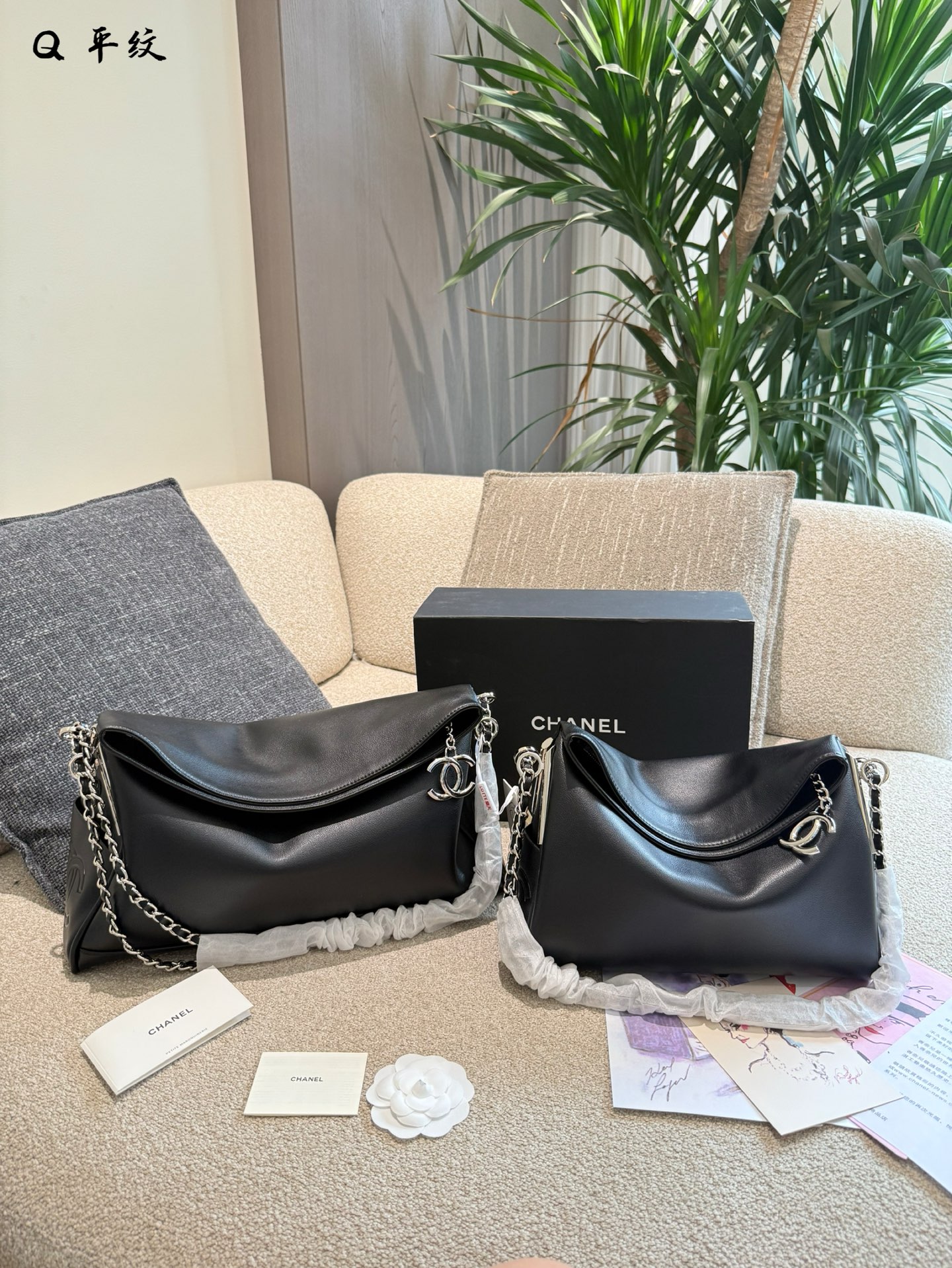Bolso Hobo Chanel: Elegancia y Versatilidad en Blanco y Plata 8 i1755605723481 5838 0 6