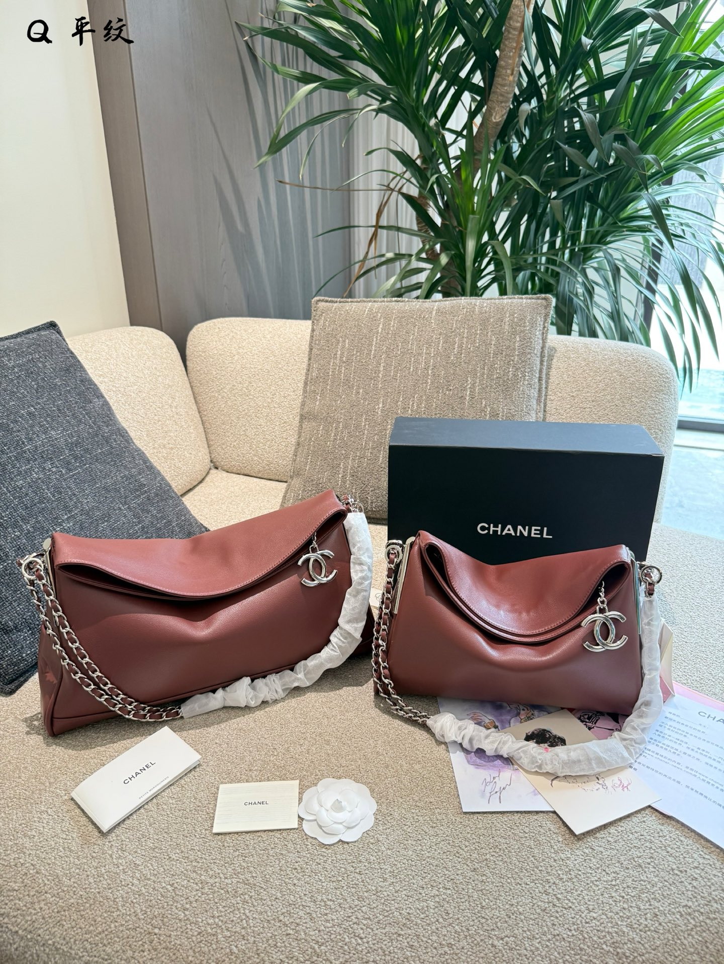 Bolso Hobo Chanel: Elegancia y Versatilidad en Blanco y Plata 5 i1755605723492 9495 0 3