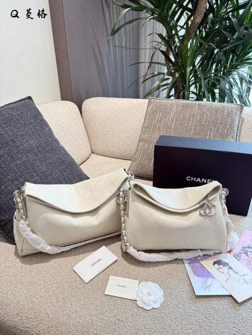 Bolso Hobo Chanel: Elegancia y Versatilidad en Blanco y Plata 21 Bolso Hobo Chanel: Elegancia y Versatilidad en Blanco y Plata