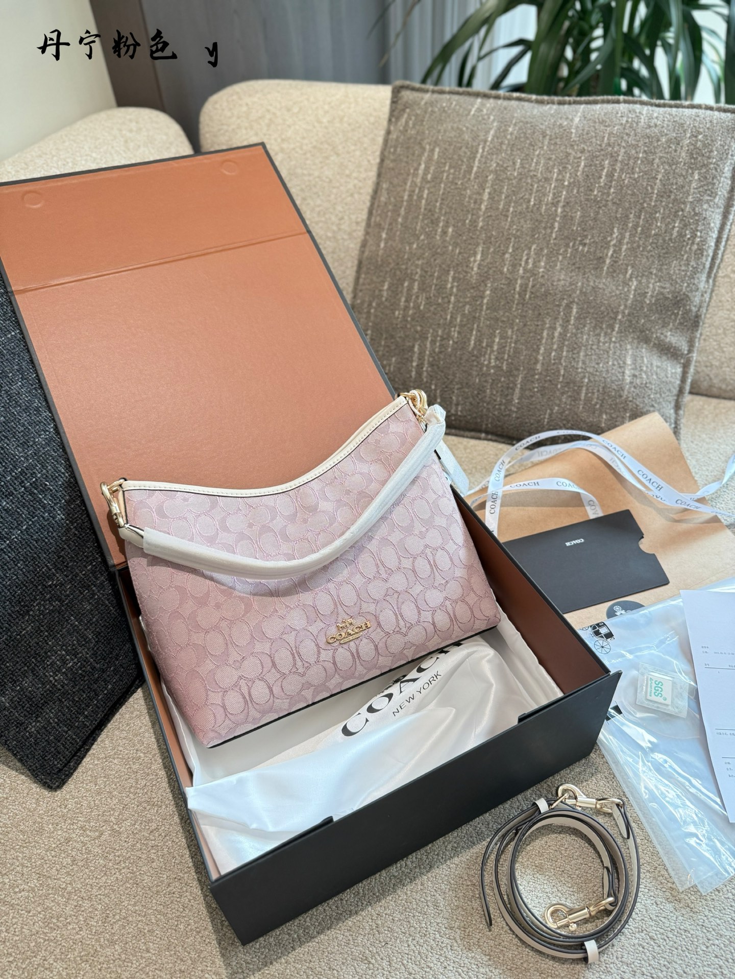 Coach, ¿quién entiende la belleza del nuevo bolso Laurel? ¡La combinación de colores denim es realmente clási…
