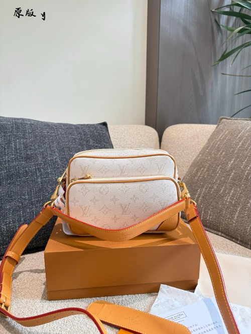 Louis Vuitton Monogram Canvas Men's Bag, Versatile and Stylish - 24cm 1 Louis Vuitton Monogram Canvas Men’s Bag, Versatile and Stylish – 24cm