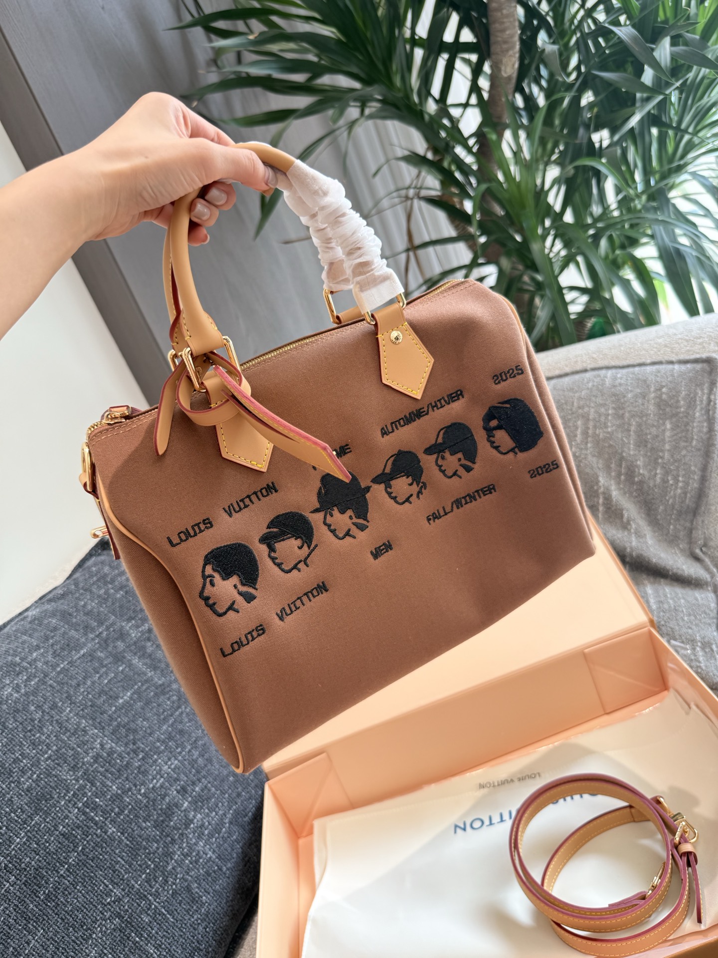 Louis Vuitton x Pharrell x Nigo Bolso Speedy con Detalles Bordados, 30 cm 7 i1755691663118 6548 0 5