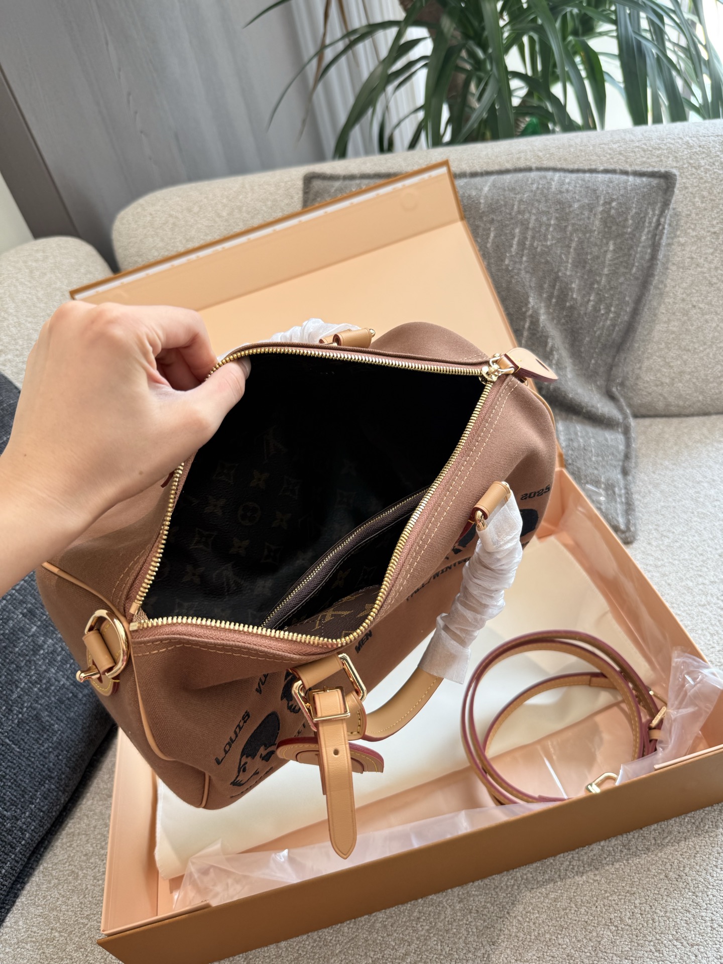 Louis Vuitton x Pharrell x Nigo Bolso Speedy con Detalles Bordados, 30 cm 10 i1755691672606 9956 0 8