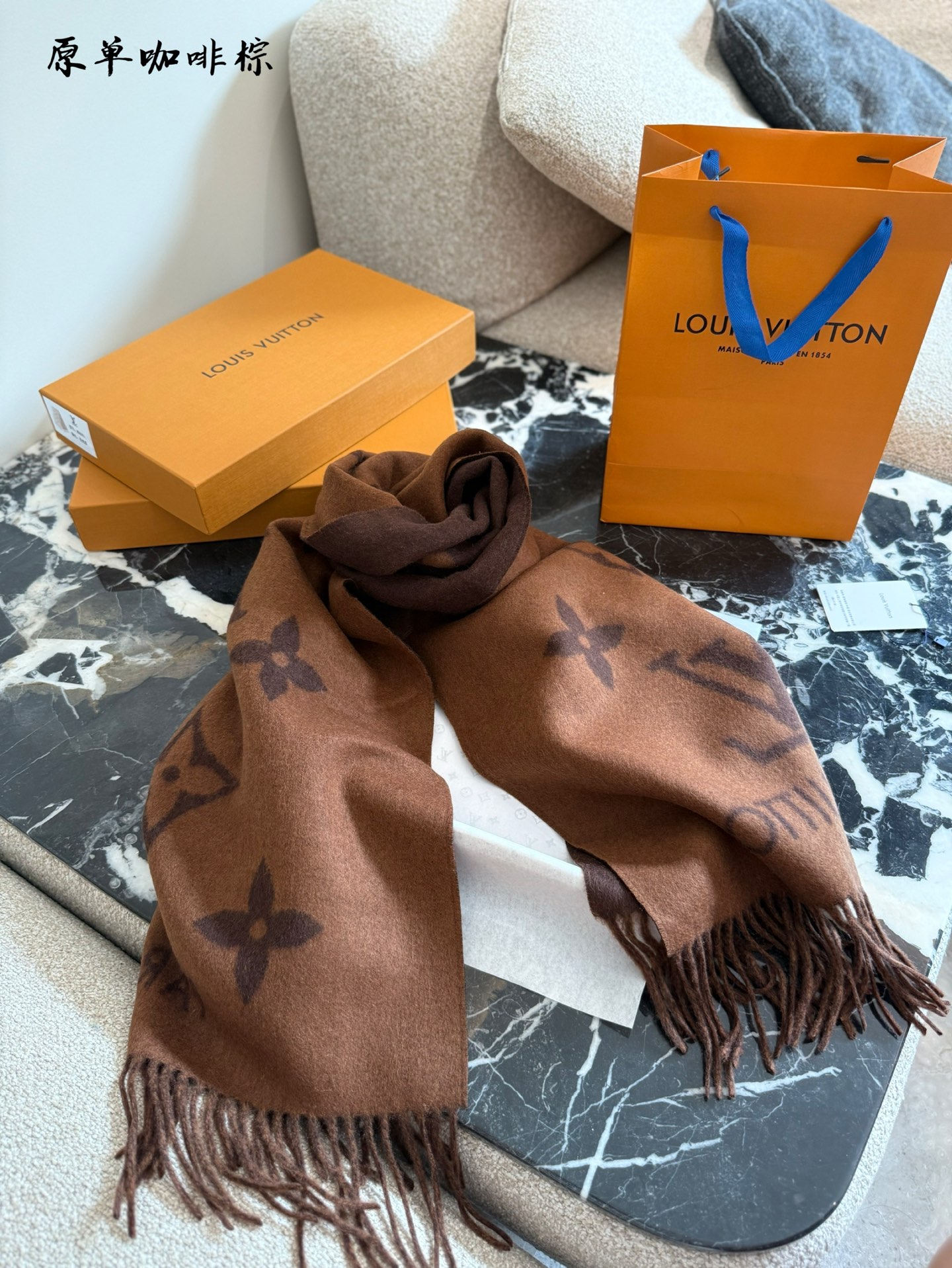 Elegante Bufanda Louis Vuitton de Cachemira Marrón con Flecos - Cálida y Sofisticada 5 i1755786404131 540 0 3