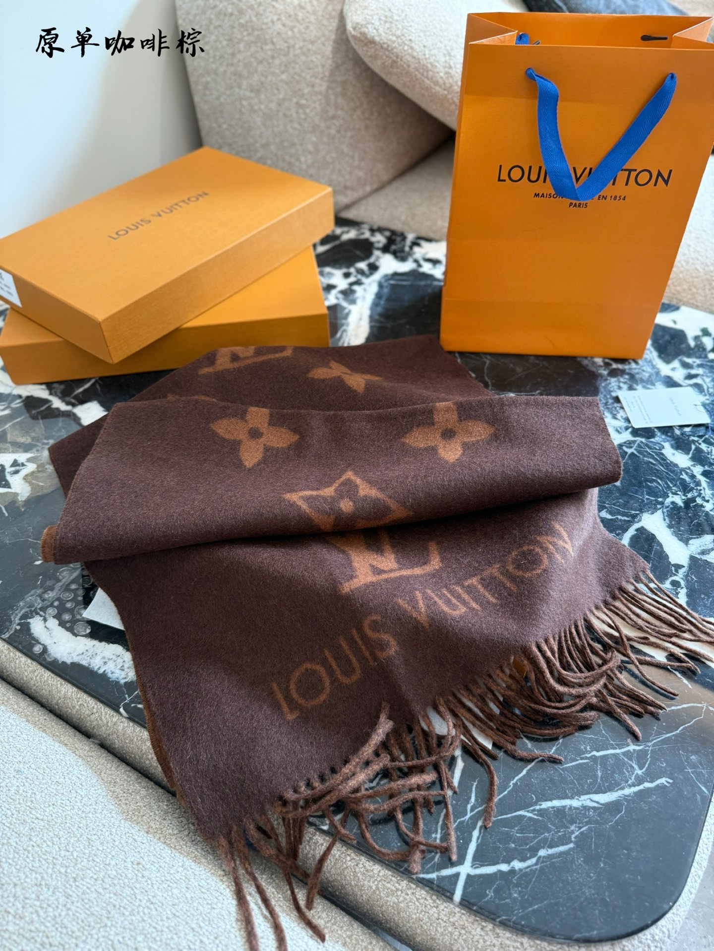 Elegante Bufanda Louis Vuitton de Cachemira Marrón con Flecos - Cálida y Sofisticada 3 i1755786404158 9622 0 1