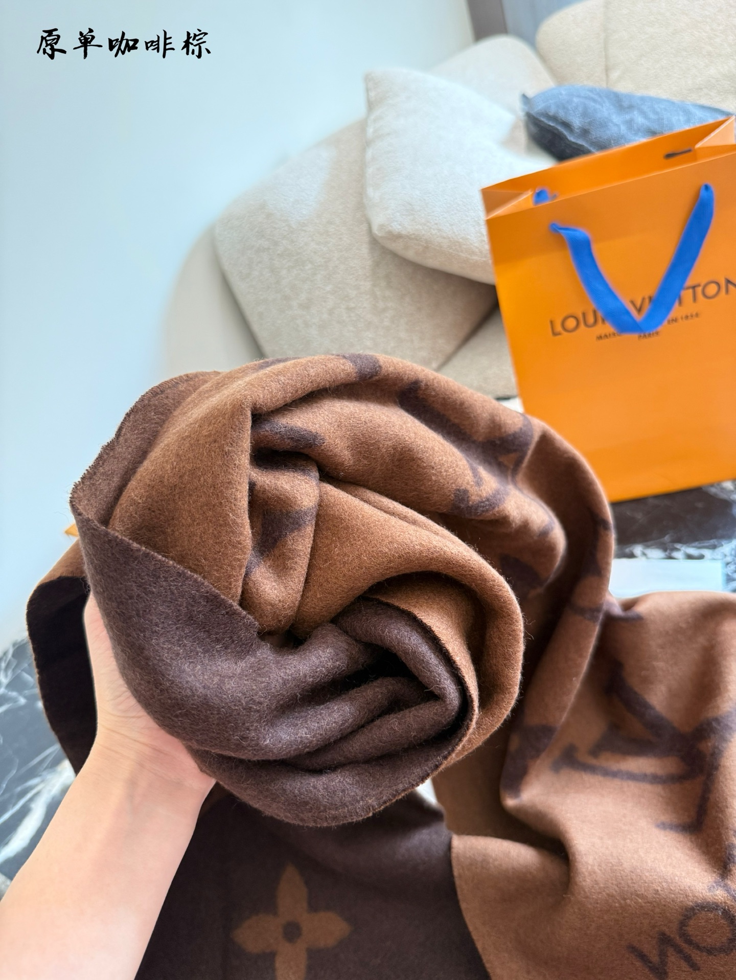 Elegante Bufanda Louis Vuitton de Cachemira Marrón con Flecos - Cálida y Sofisticada 9 i1755786405675 4541 0 7