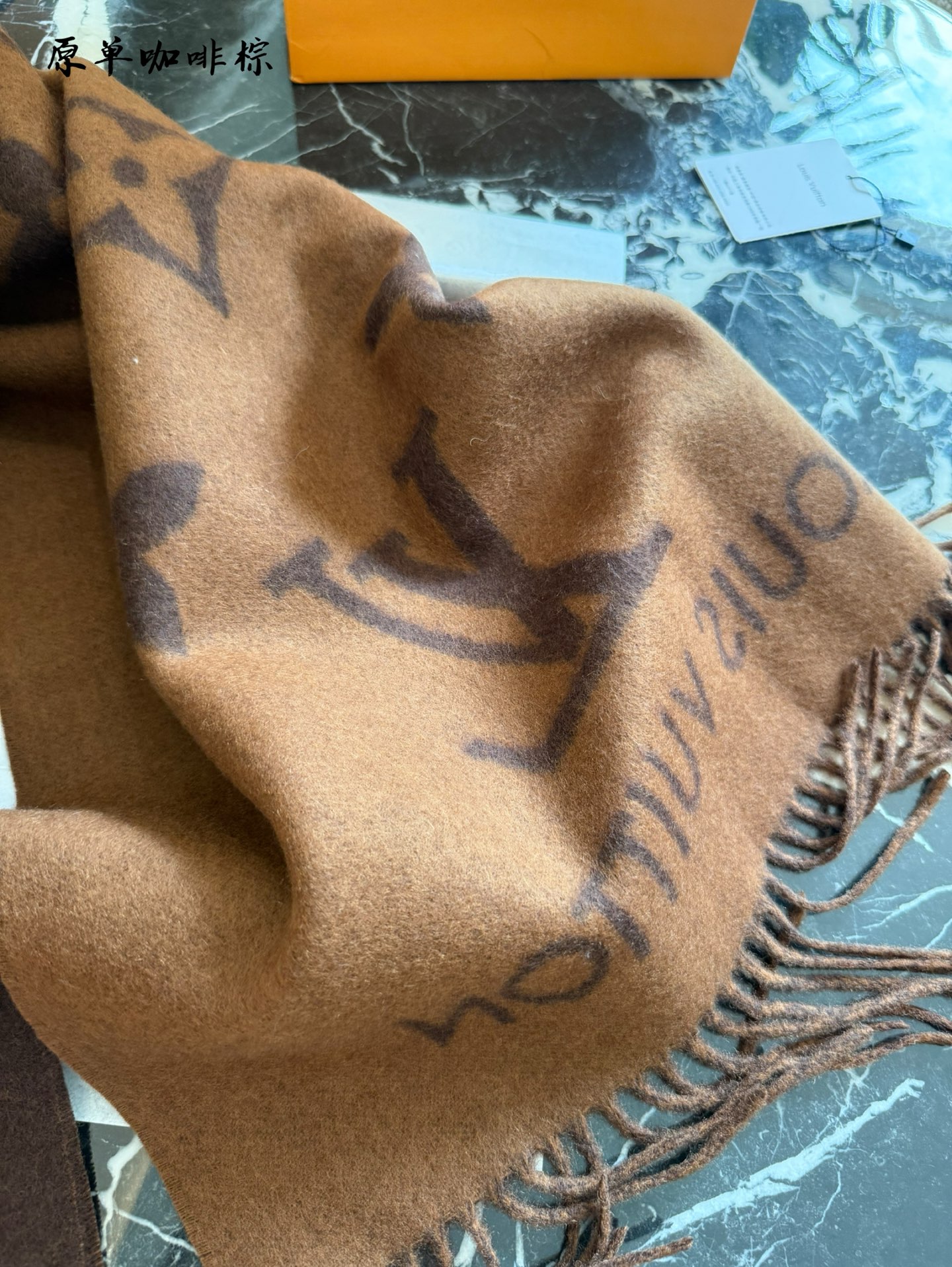 Elegante Bufanda Louis Vuitton de Cachemira Marrón con Flecos - Cálida y Sofisticada 7 i1755786405678 2487 0 5