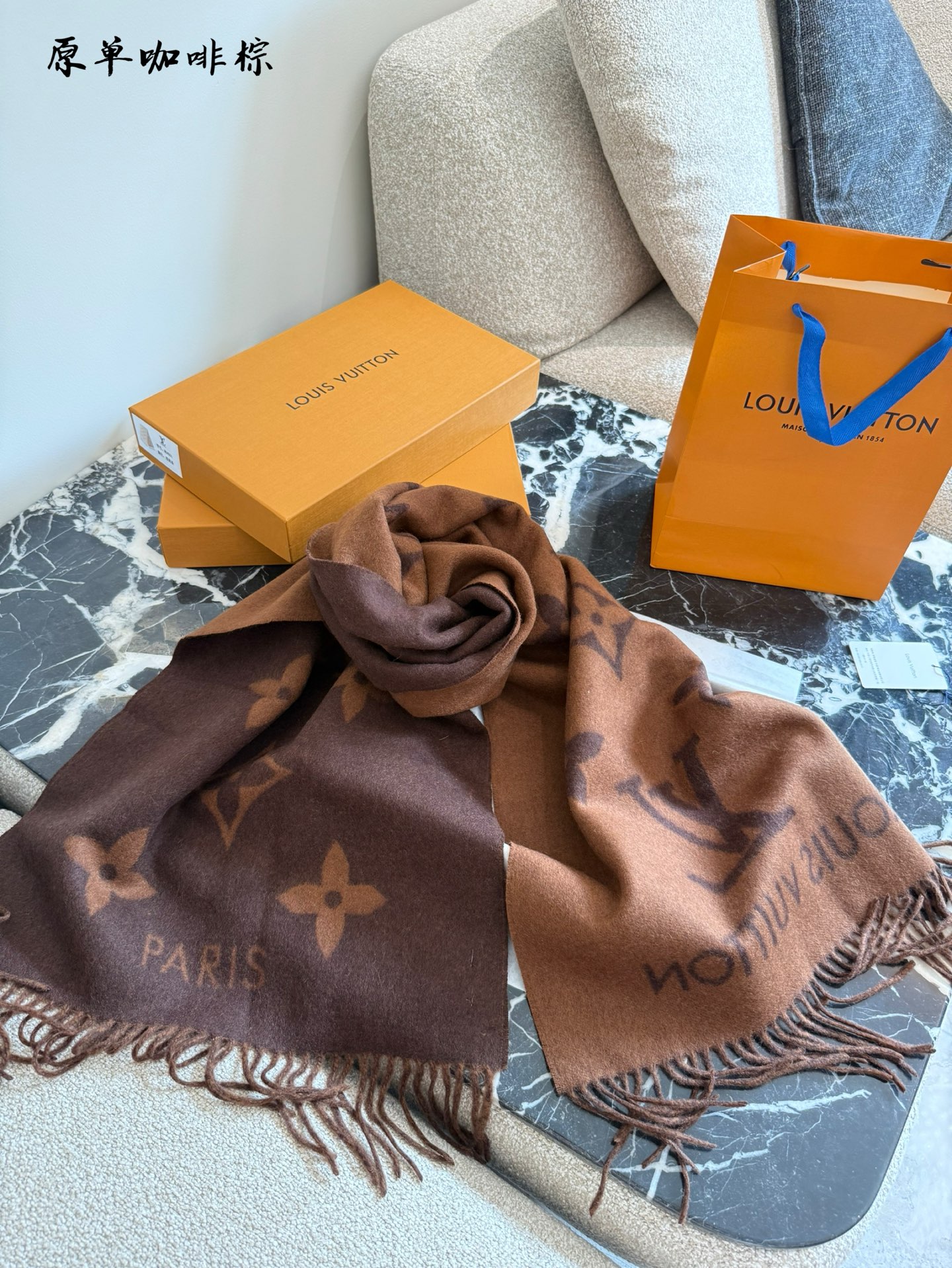 Elegante Bufanda Louis Vuitton de Cachemira Marrón con Flecos - Cálida y Sofisticada 6 i1755786405679 554 0 4