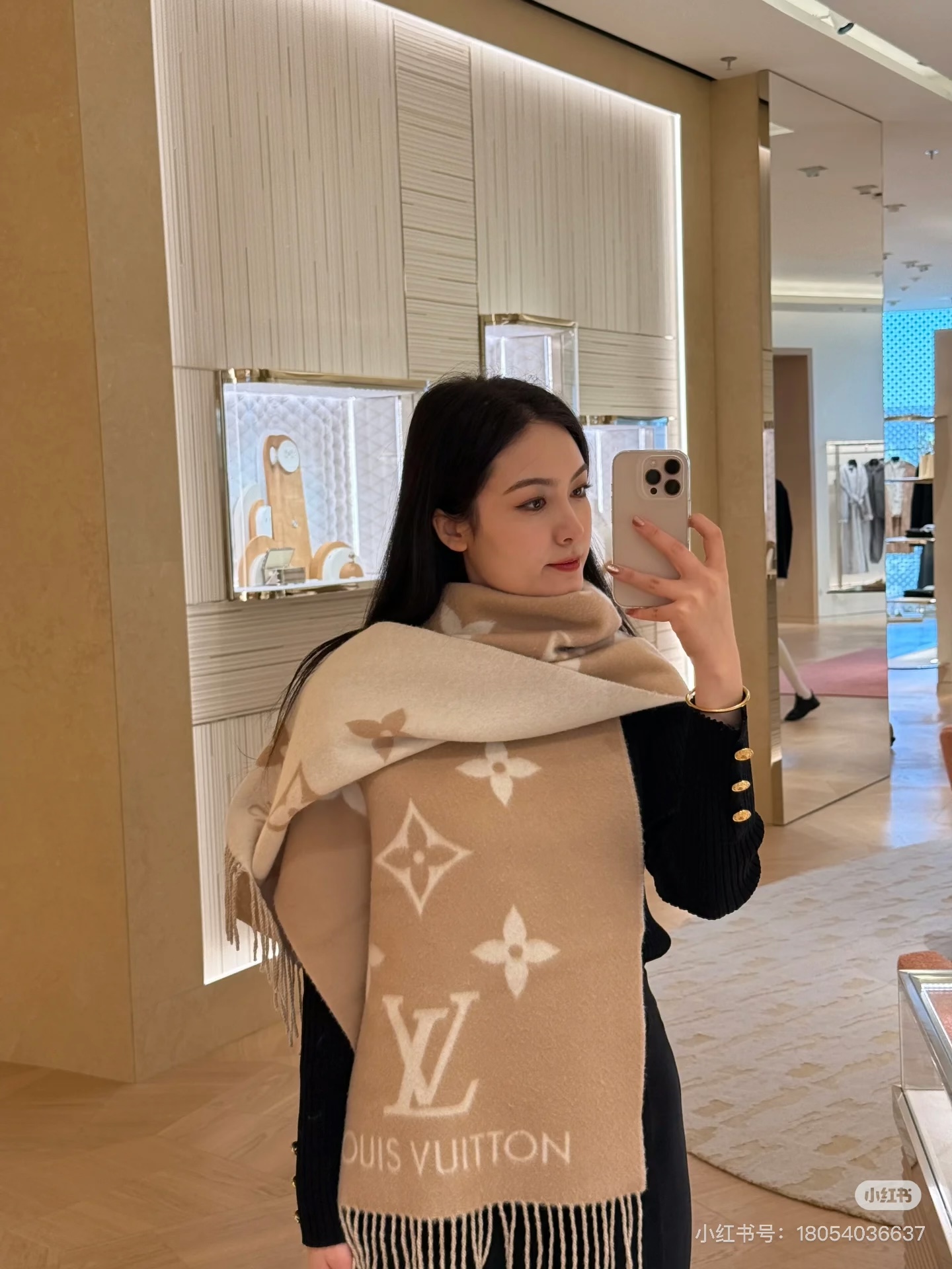 Elegante Bufanda de Cachemira Louis Vuitton en Tono Latte, Suave y Versátil 5 i1755787100835 3933 0 3