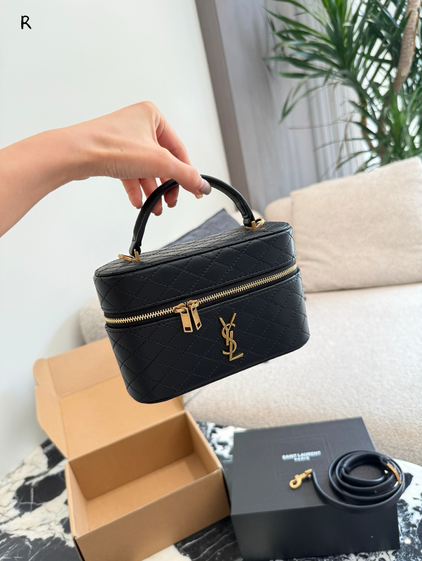 Yves Saint Laurent Bolso Cosmético de Piel de Cordero, Diseño Exclusivo 6 i1755792203000 5511 0 1