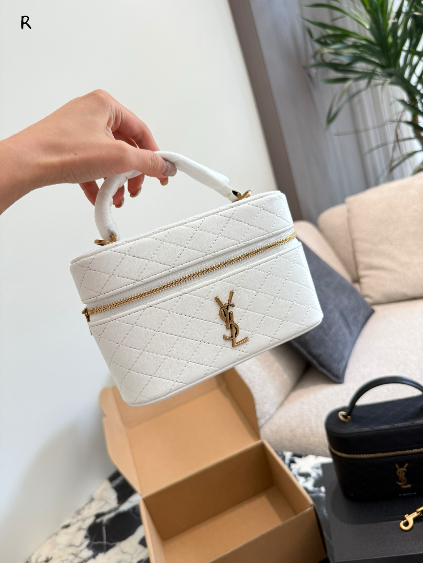 Yves Saint Laurent Bolso Cosmético de Piel de Cordero, Diseño Exclusivo 3 i1755792212822 4005 0 1