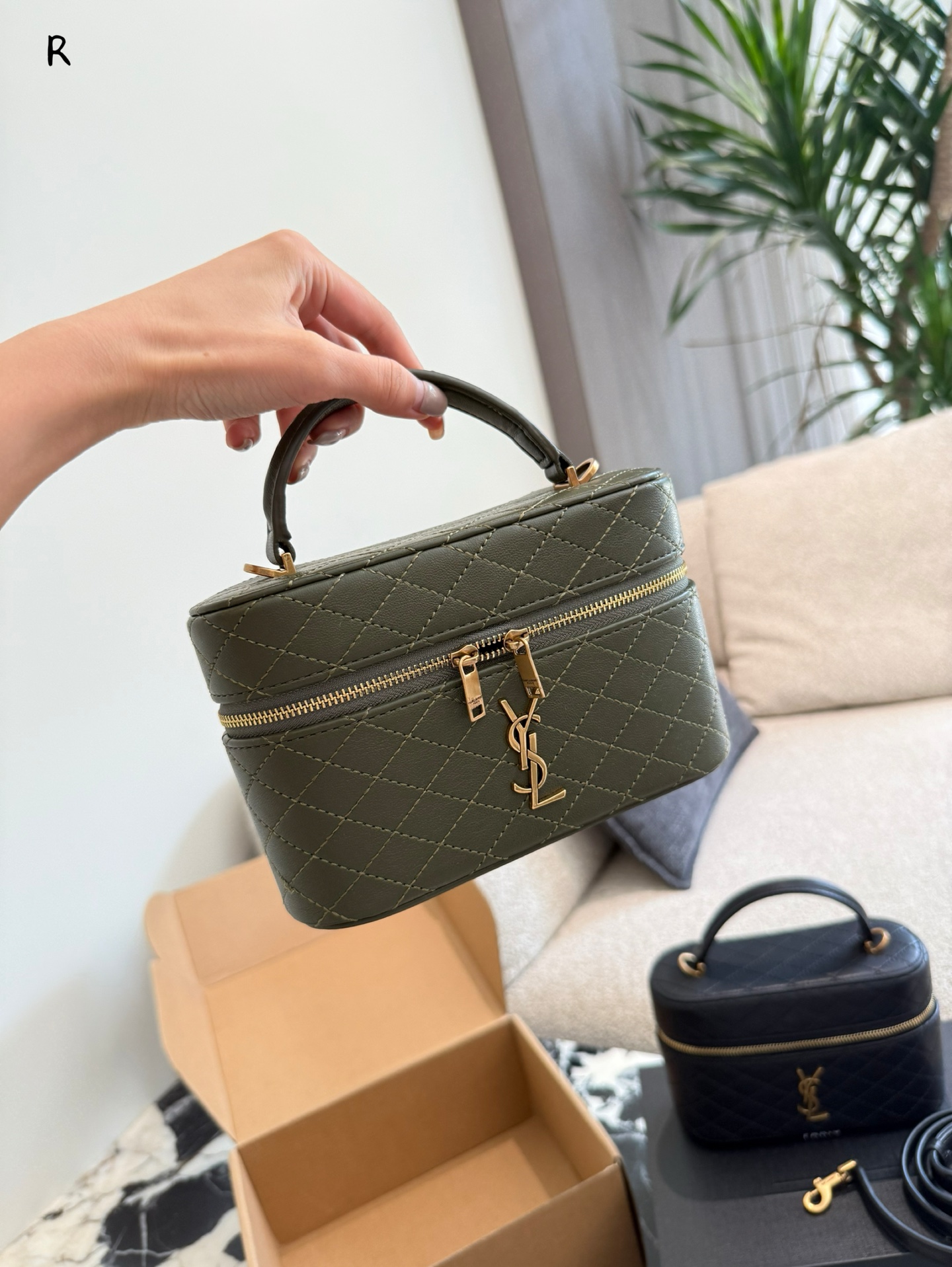 Yves Saint Laurent Bolso Cosmético de Piel de Cordero, Diseño Exclusivo 4 i1755792212822 630 0 2