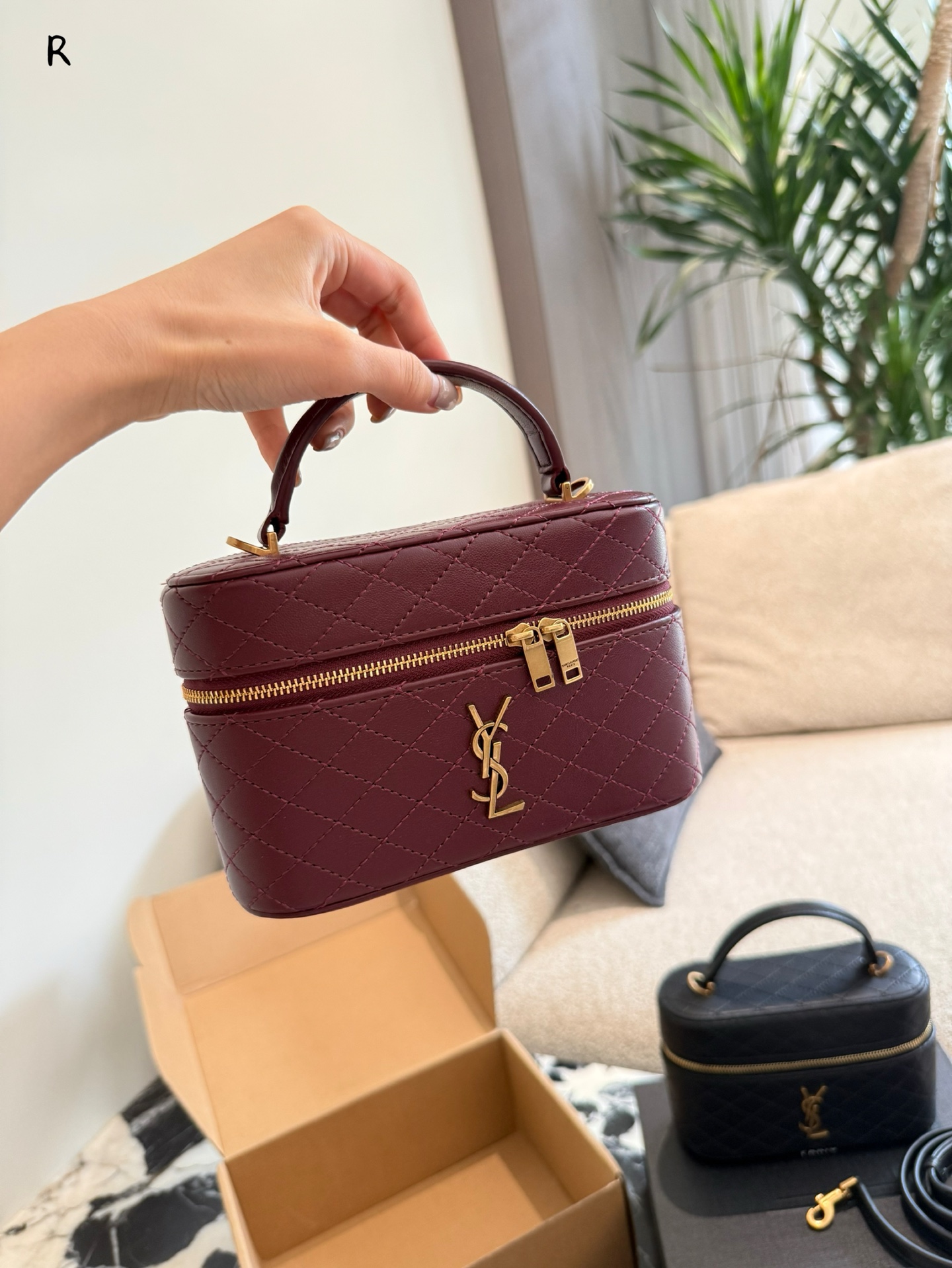 Yves Saint Laurent Bolso Cosmético de Piel de Cordero, Diseño Exclusivo 5 i1755792212831 103 0 3