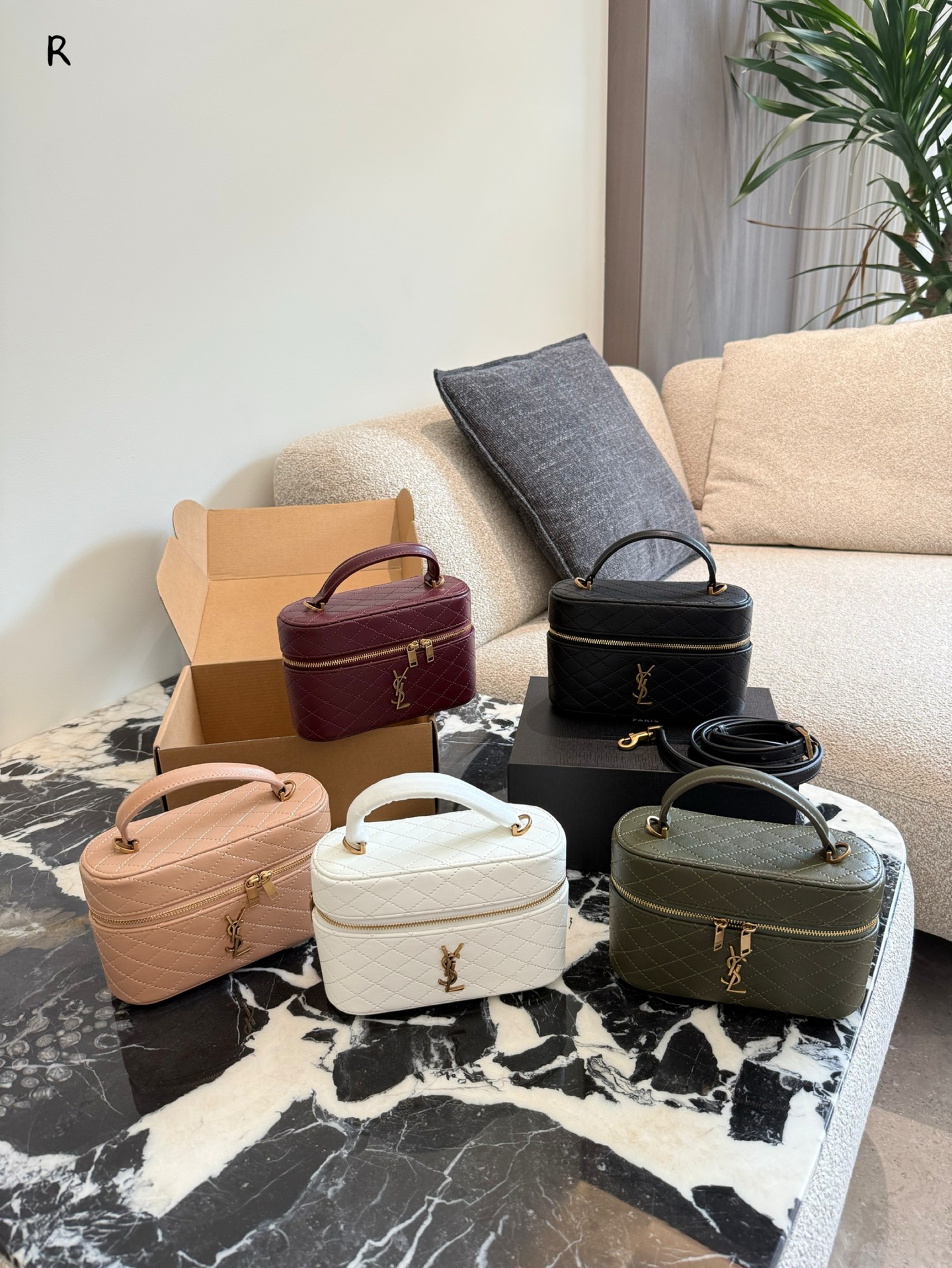 Yves Saint Laurent Bolso Cosmético de Piel de Cordero, Diseño Exclusivo 7 i1755792212857 2319 0 5