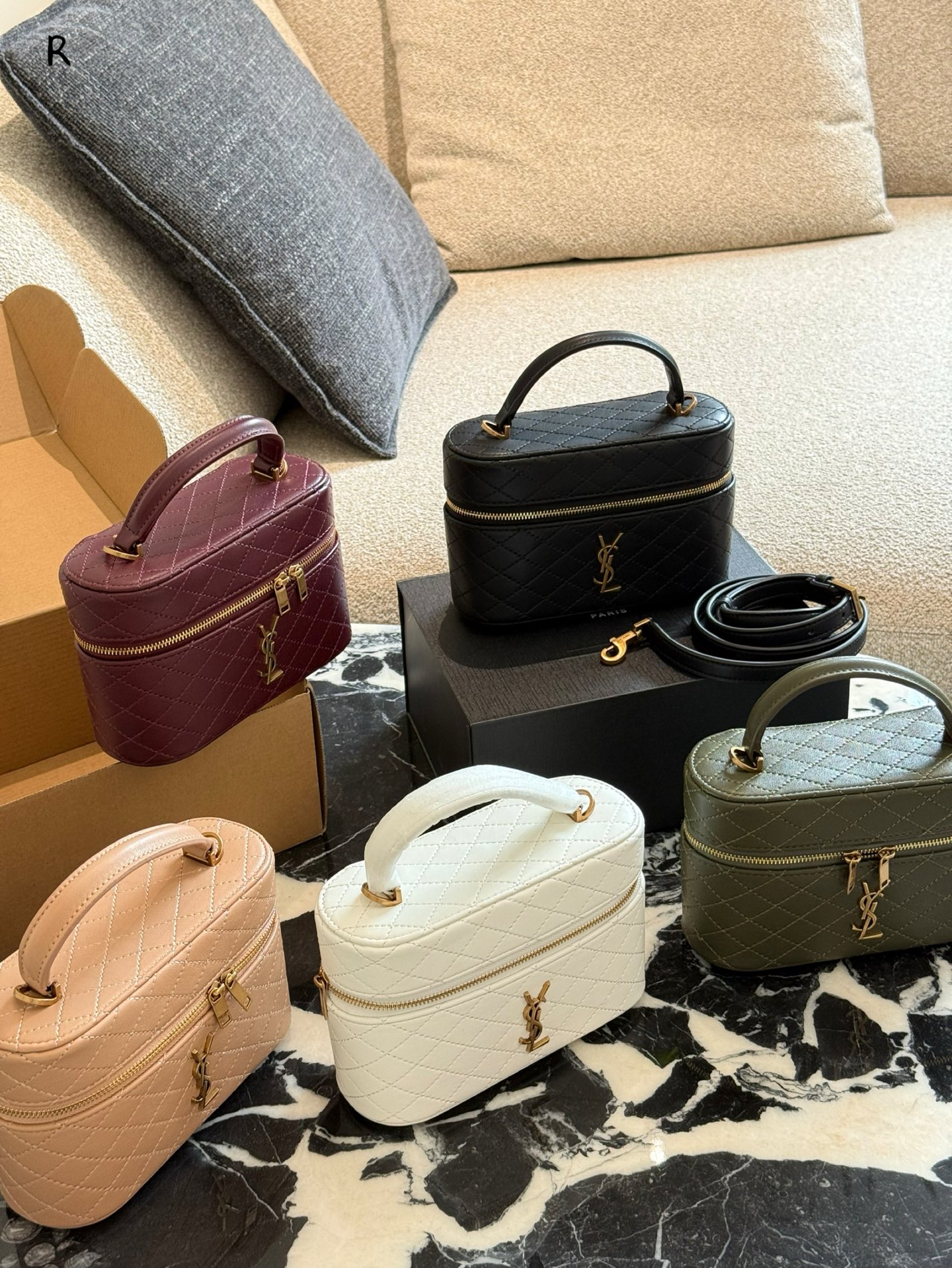 Yves Saint Laurent Bolso Cosmético de Piel de Cordero, Diseño Exclusivo 8 i1755792212885 6071 0 6