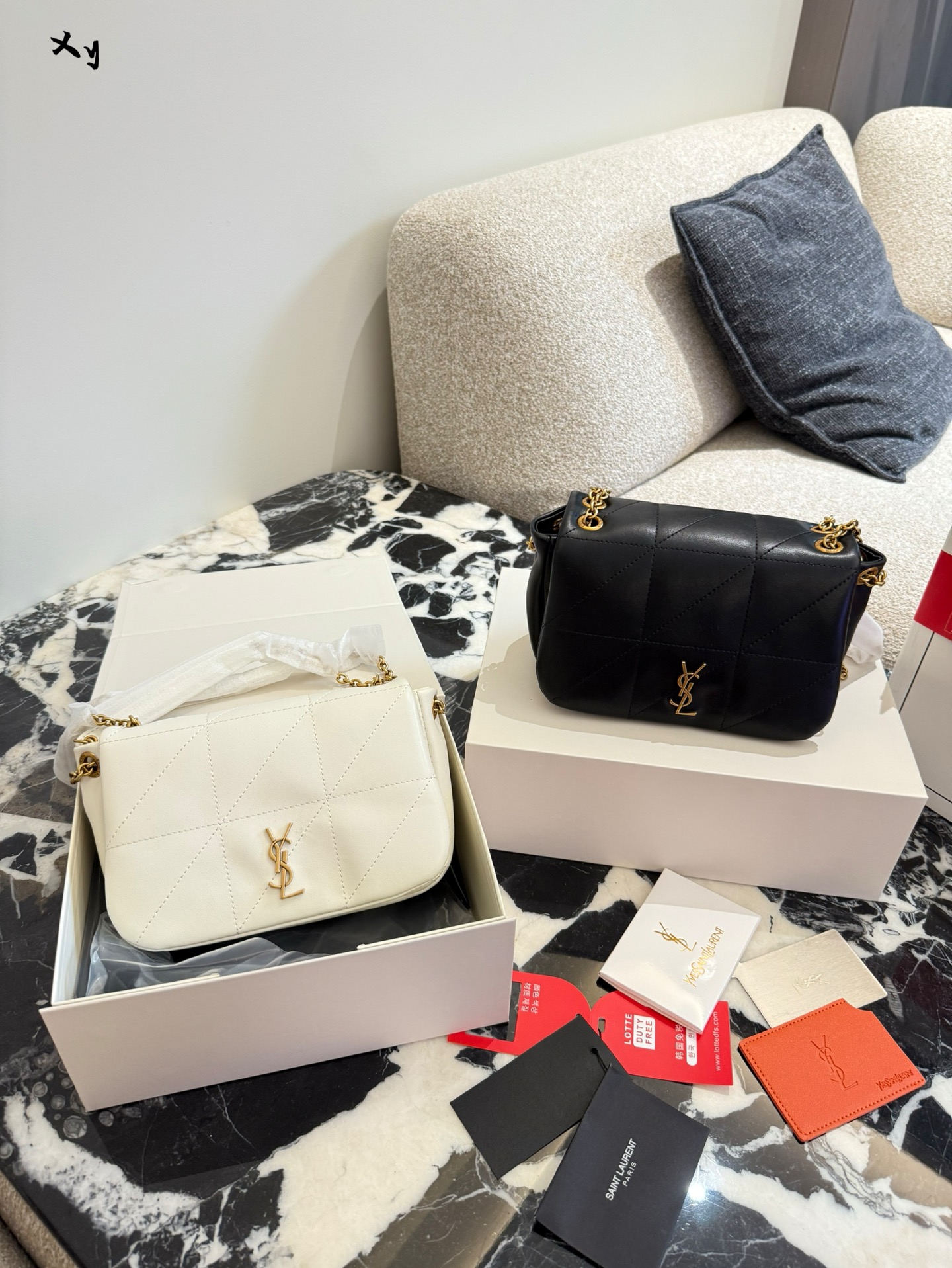 💰280 圣罗兰YSL JAMIE 黑金 冬季系列的延续，JAMIE 呈现全新设计，采用大翻盖和双链肩带设计，以及放大的两个标志性设计元素——LE MAILLON链环和CARRE RIVE GAUCHE衍缝包缝。包身采用原厂纳帕小羊皮 ，触感柔软，仿佛如丝绸一般！搭配圣罗兰经典的cassandra标志，独特又率性，体现出一种松弛的态度！ 尺寸：18cm双盒