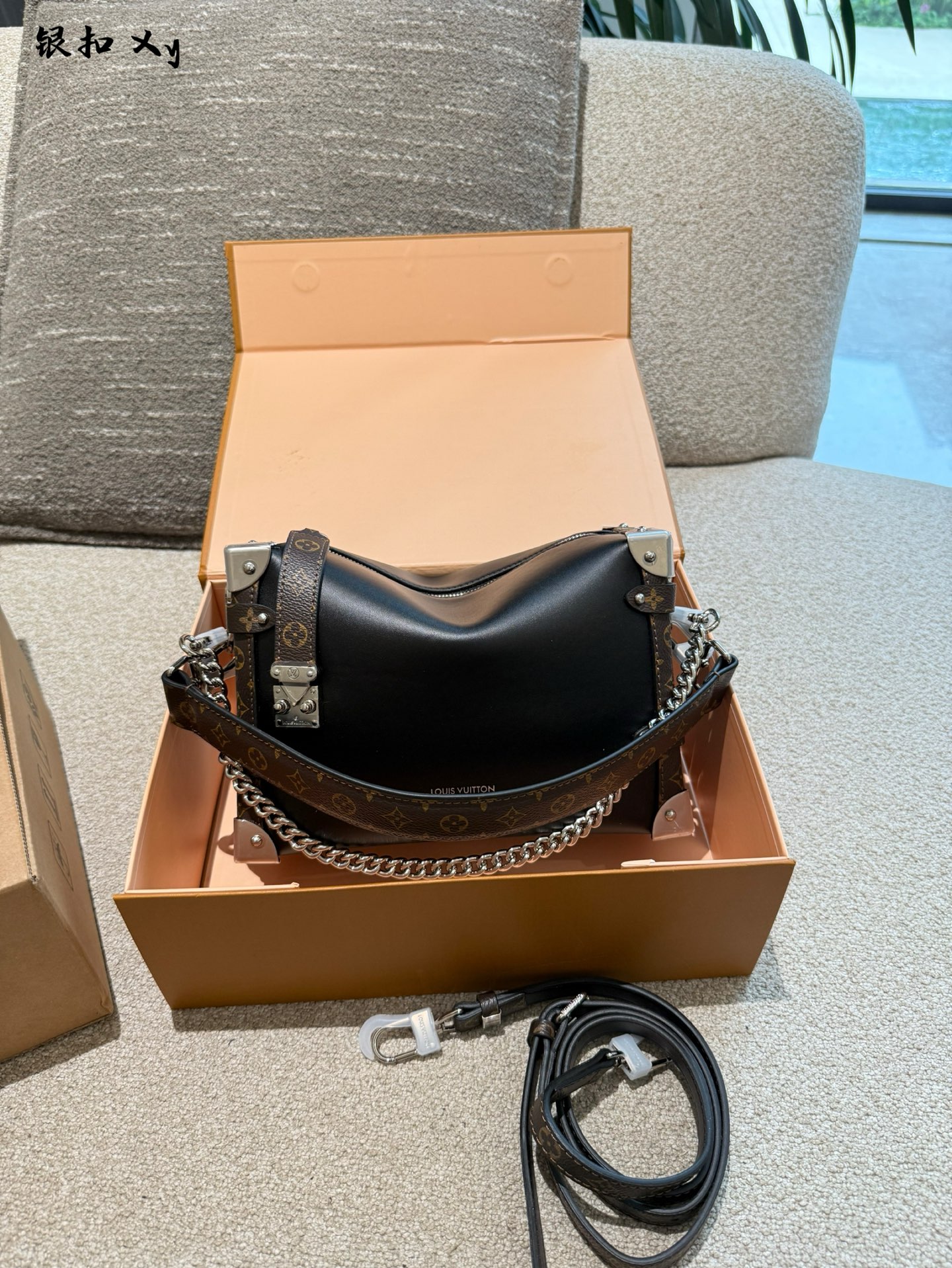 💰280 LV side trunk vibe｜吹爆它！我的梦中情包💕 家人们，最近新到的一款side trunk vibe妥妥的梦中情包 黑皮牛皮材质搭配上老花帆布，一眼哇塞 包身的金属细节也做得很好 精致感拉满，细节控狂喜🤩🤩 包身搭配了两根肩带 手提优雅，单肩随性，各种场合随意切换