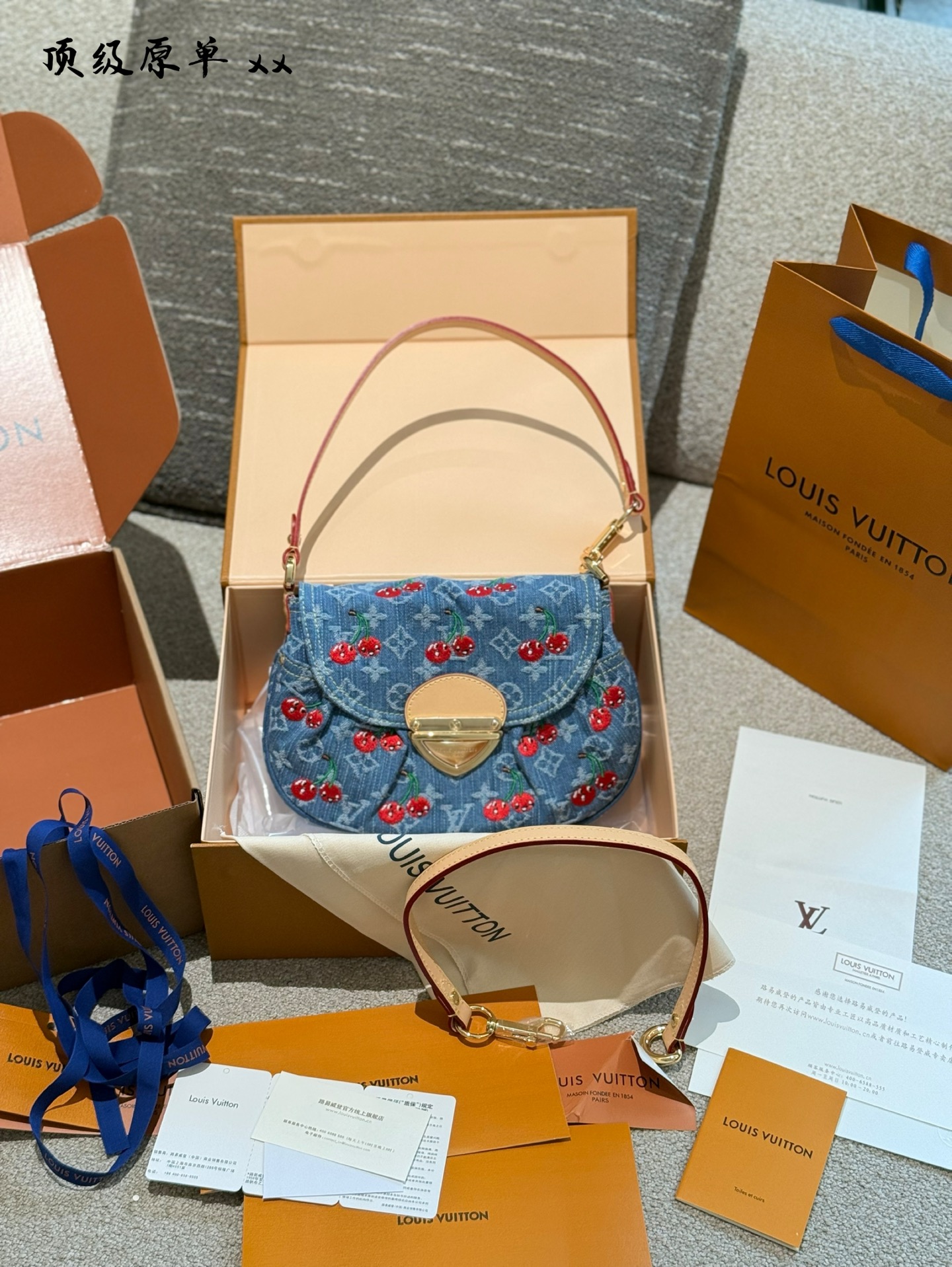 💰280 LV x村上隆 🍒sunset 谁还没拥有! 去年发售的丹宁sunset 火爆至今 今年的村上隆系列又发力了!谁能不喜欢🍒樱桃呀! 包型简洁大方,容量超好,两条肩带随意变化背法~ 这个夏天不能没有樱桃丹宁元宝包!25cm图片全套包装
