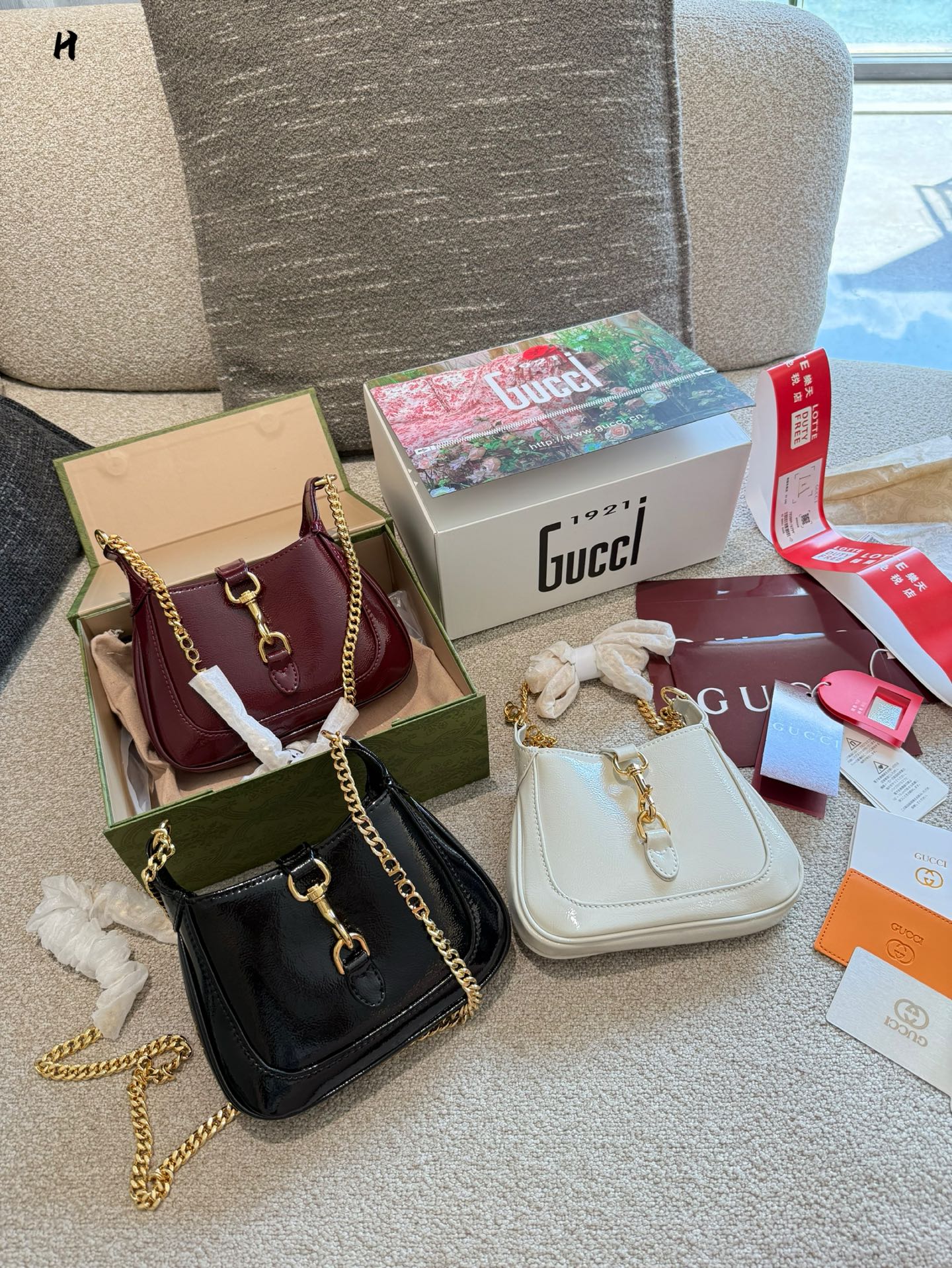 Gucci油蜡皮💰300
古奇Jackie 1961
全新JackieNotte手袋由品牌创作总监SabatoDe
Sarno设计。它生动展现了品牌经典Jackie系列的自信底蕴,精心糅合全新廓形和精致细节,成就晚间造型的理想配饰。红色漆皮、钩扣开合搭配浅金色调字母链带,赋予这款迷你肩背包别具一格的时尚感。红色漆 皮,金色调配件。尺寸: 19x18x3.5cm