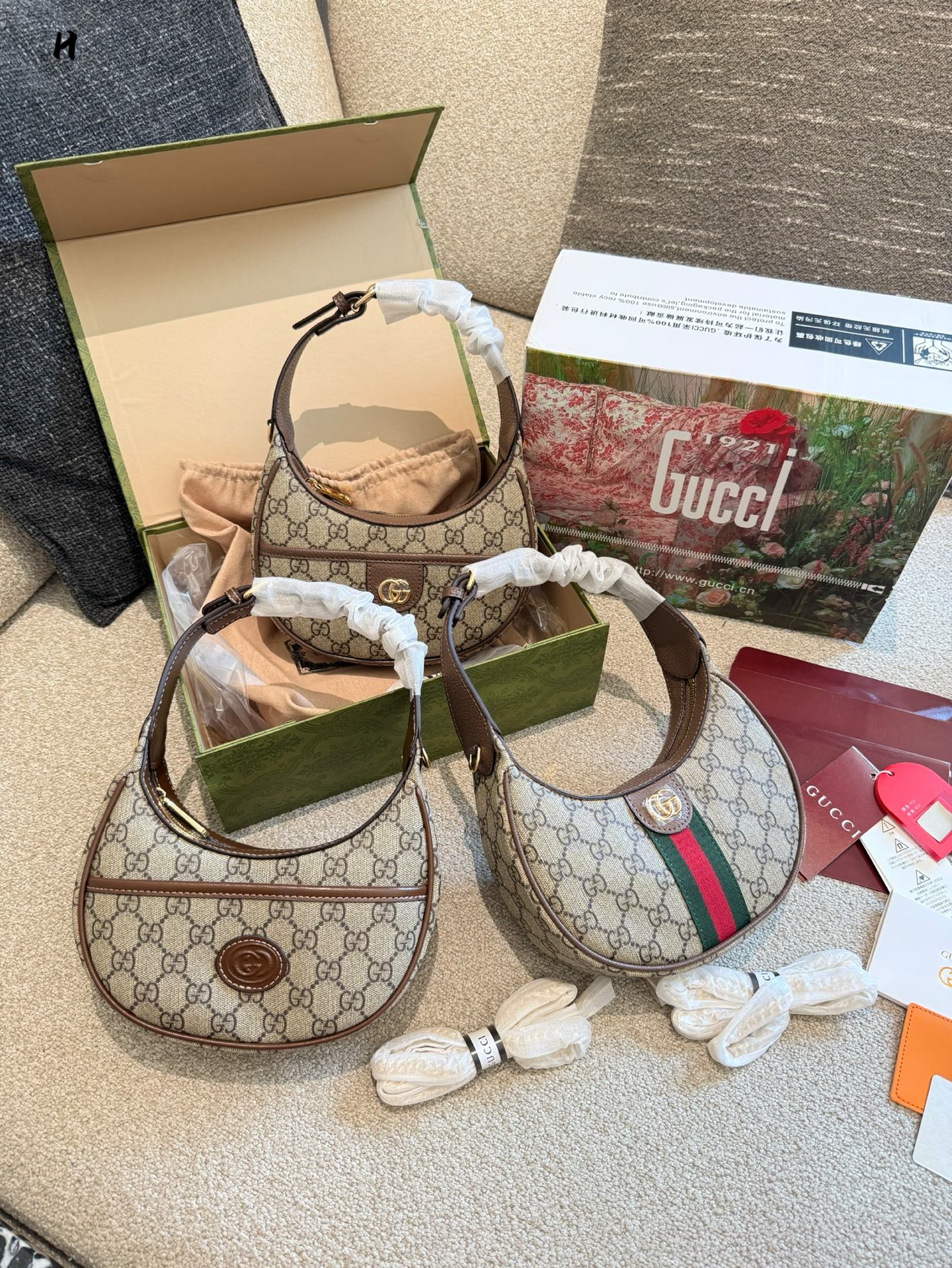 💰280
配镜子
Gucci新款腋下包

月牙包太适合搭配裙子啦~

每到夏天腋下包就会成趋势#

容量也正合适，作为一只mini包算是很有用啦~手感也， 是极好!太满意啦「#gucci #古驰 全套包装