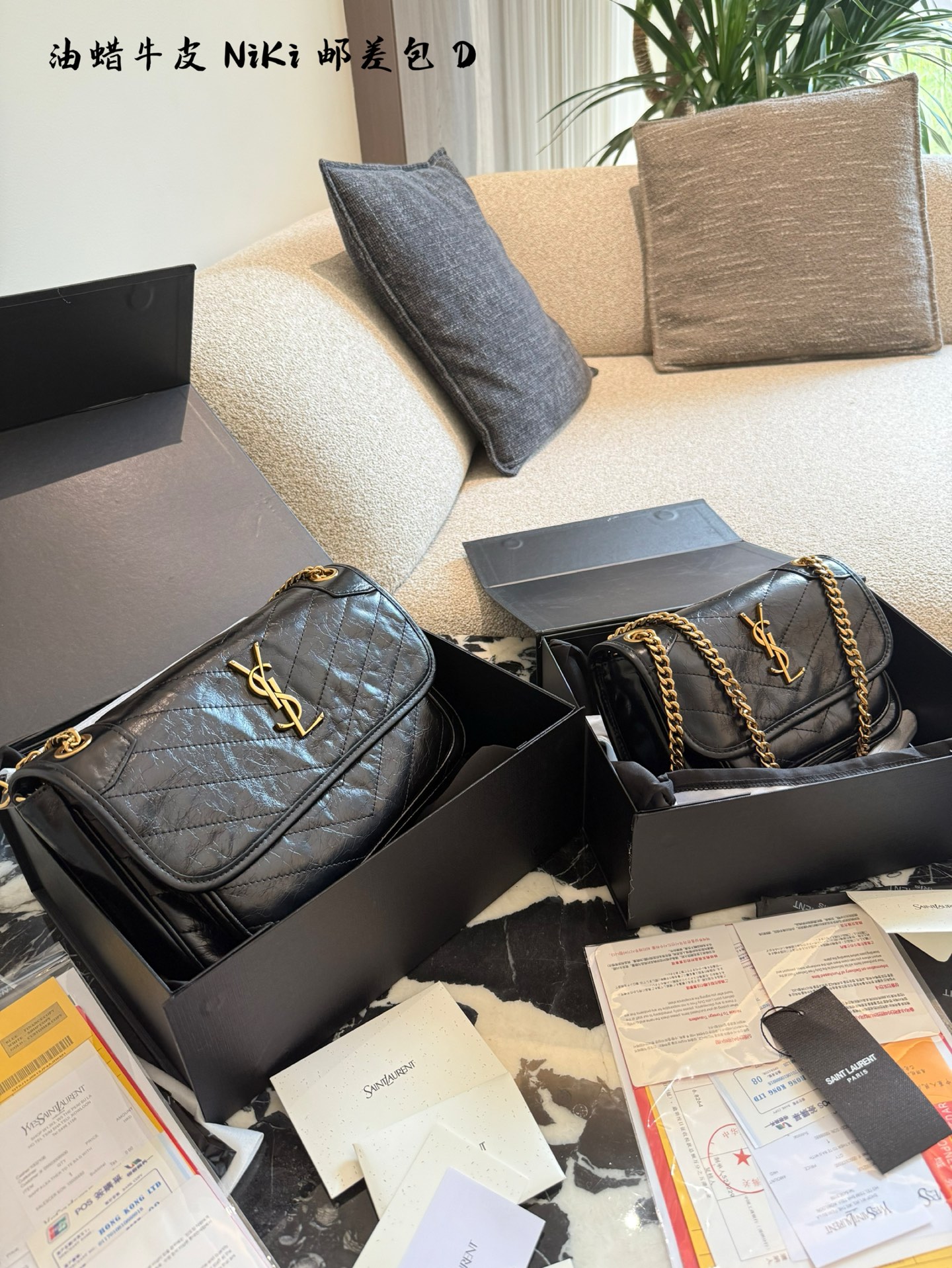 💰300 真的没想到，买回来宠幸最多的，是这只Niki。🤎 不是最娇贵的那只，但却是最懂事的。 软乎乎的皮子，怎么用都不用心疼。 刮风下雨塞进行李舱，拿出来揉一揉，还是那个随性的样子。 这块小金标是点睛之笔，在咖啡馆的灯光下会悄悄反一下光，是自己才知道的一点小精致。 装得下整个世界：雨伞、书本、还有路上买的水果。 陪我挤地铁，也陪我见客户。 它更像一个老朋友，不说话，但很可靠。 #niki #圣罗兰 #ysl包#邮差包 #酷