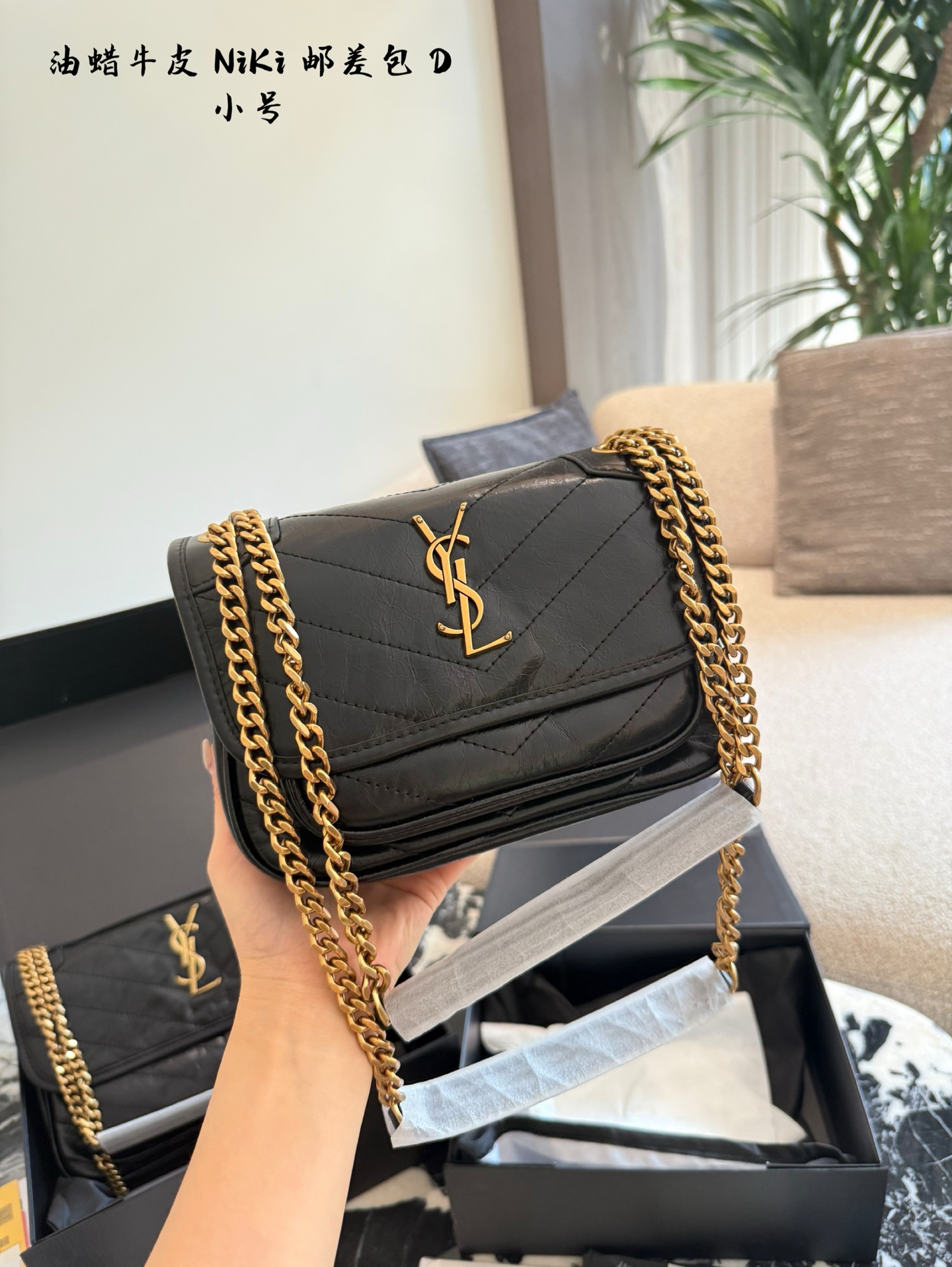 💰300 真的没想到,买回来宠幸最多的,是这只Niki。🤎 不是最娇贵的那只,但却是最懂事的。 软乎乎的皮子,怎么用都不用心疼。 刮风下雨塞进行李舱,拿出来揉一揉,还是那个随性的样子。 这块小金标是点睛之笔,在咖啡馆的灯光下会悄悄反一下光,是自己才知道的一点小精致。 装得下整个世界:雨伞、书本、还有路上买的水果。 陪我挤地铁,也陪我见客户。 它更像一个老朋友,不说话,但很可靠。 #niki #圣罗兰 #ysl包#邮差包 #酷