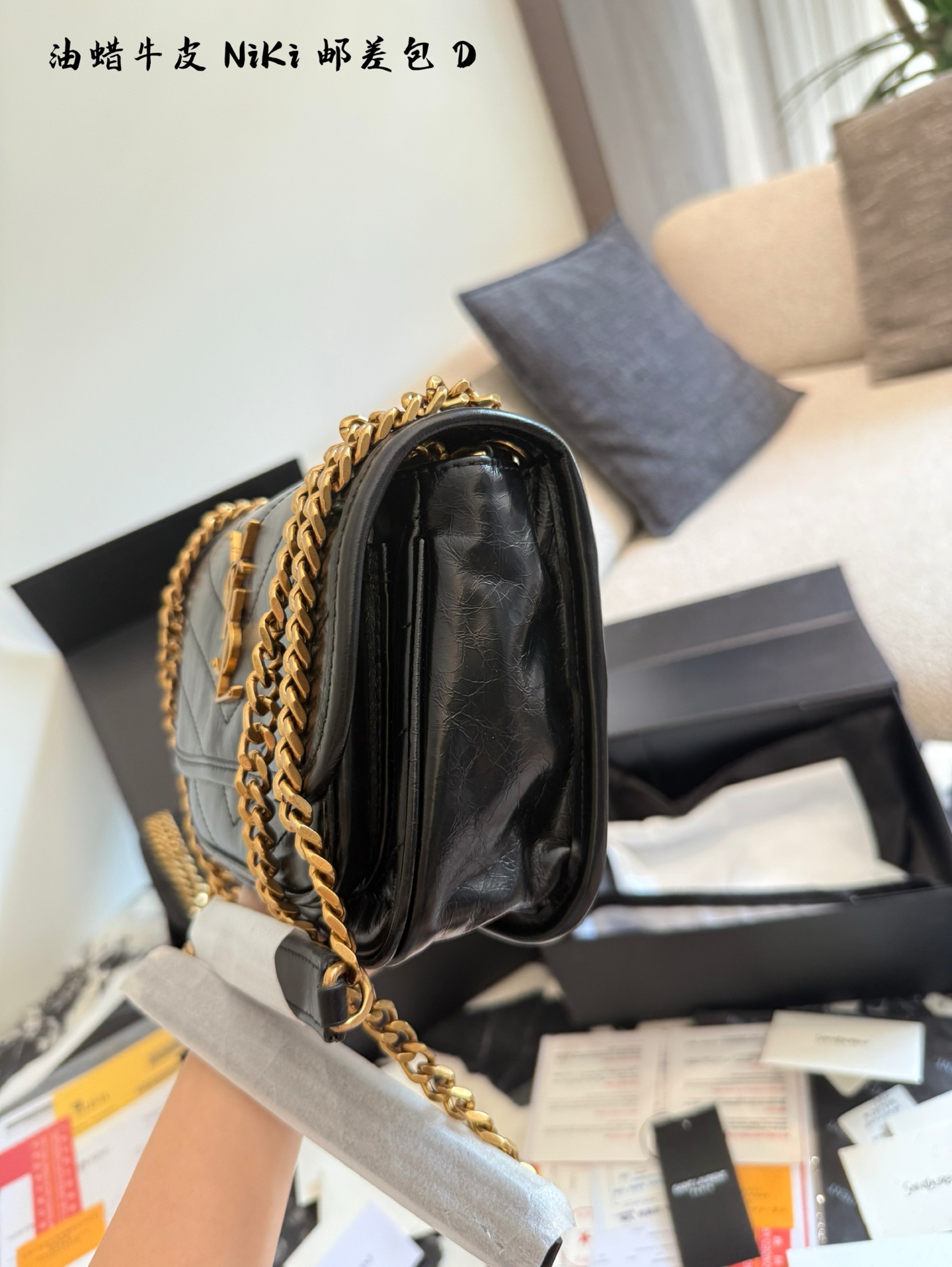 💰300 真的没想到,买回来宠幸最多的,是这只Niki。🤎 不是最娇贵的那只,但却是最懂事的。 软乎乎的皮子,怎么用都不用心疼。 刮风下雨塞进行李舱,拿出来揉一揉,还是那个随性的样子。 这块小金标是点睛之笔,在咖啡馆的灯光下会悄悄反一下光,是自己才知道的一点小精致。 装得下整个世界:雨伞、书本、还有路上买的水果。 陪我挤地铁,也陪我见客户。 它更像一个老朋友,不说话,但很可靠。 #niki #圣罗兰 #ysl包#邮差包 #酷