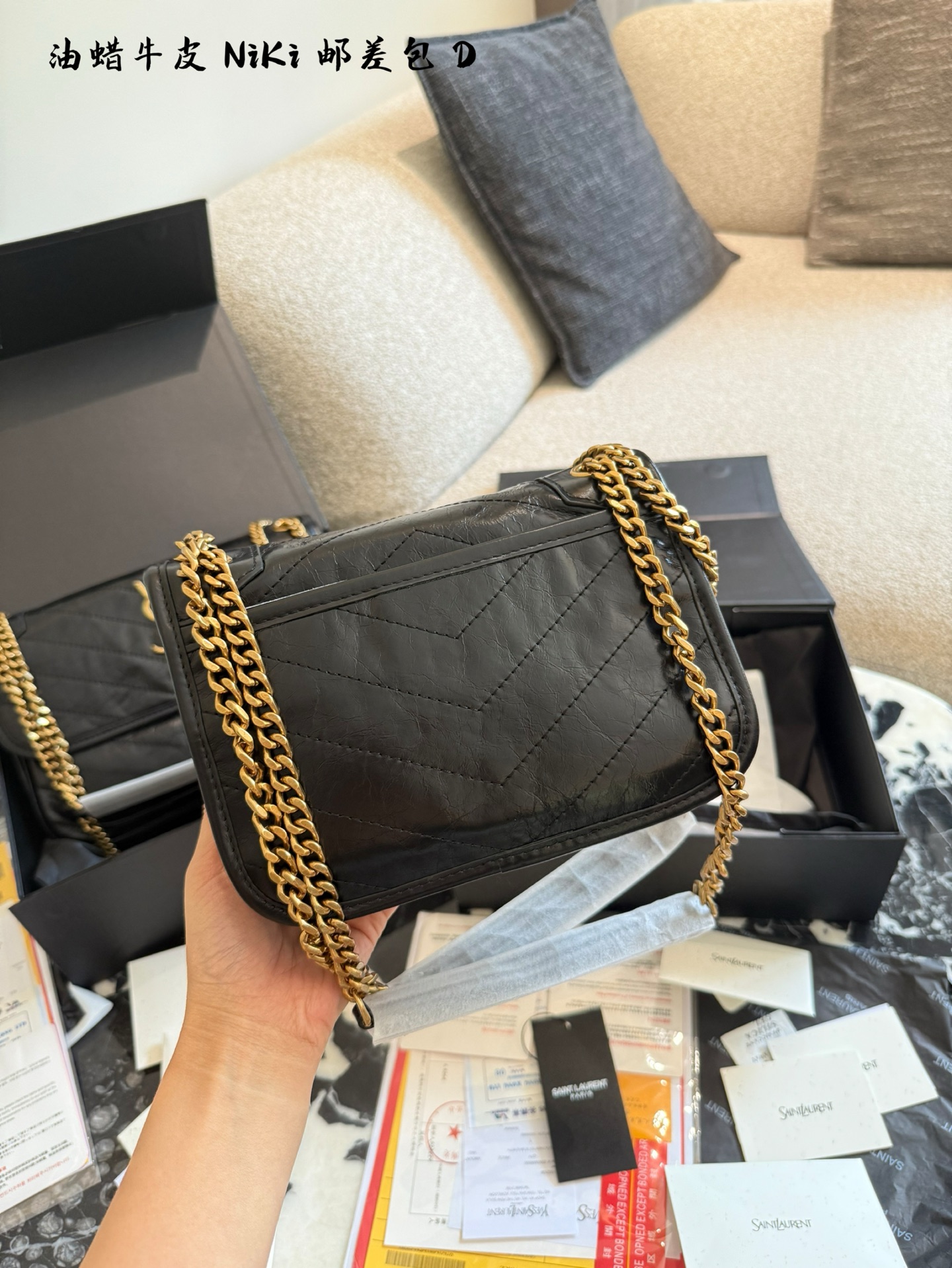 💰300 真的没想到,买回来宠幸最多的,是这只Niki。🤎 不是最娇贵的那只,但却是最懂事的。 软乎乎的皮子,怎么用都不用心疼。 刮风下雨塞进行李舱,拿出来揉一揉,还是那个随性的样子。 这块小金标是点睛之笔,在咖啡馆的灯光下会悄悄反一下光,是自己才知道的一点小精致。 装得下整个世界:雨伞、书本、还有路上买的水果。 陪我挤地铁,也陪我见客户。 它更像一个老朋友,不说话,但很可靠。 #niki #圣罗兰 #ysl包#邮差包 #酷