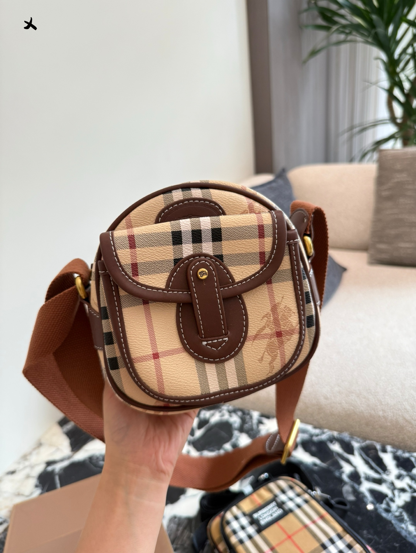 💰260 可盐可甜的Burberry稀有中古包你一定没见过 wow!这只Burberry中古包子也太可以了吧!🤩 经典战马格纹绝绝子🧡🤎稀有款我就见过这么一回!🧡🤎 这只可盐可甜的Burberry中古小可爱你们喜欢吗😘 仔细👀图就能找到答案哟😘 请大数据推给喜爱小众中古包的姐妹们🥰