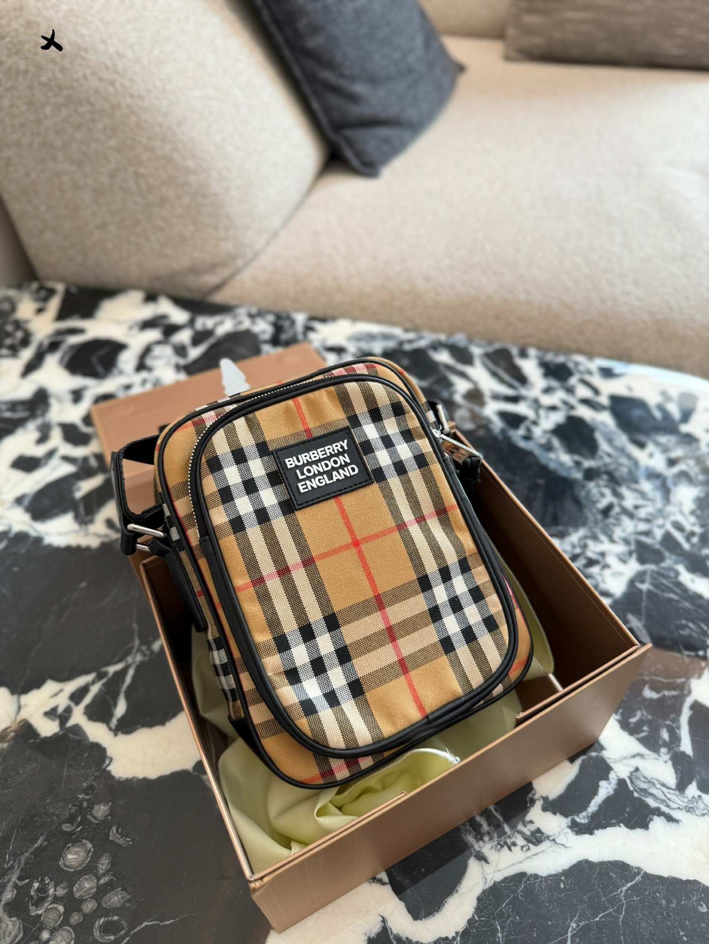 酷酷的Burberry相机包💰240
今日分享~经典巴宝莉老花8相机包
burberry 采用了字母的装饰风格。 看起来十分时尚且年轻。
包体尼龙材质, 具有防水更能, 斜挎也不显大收纳空间真心不错,拿取东西时十分方便
肩带可以自 由调节长度,15×20