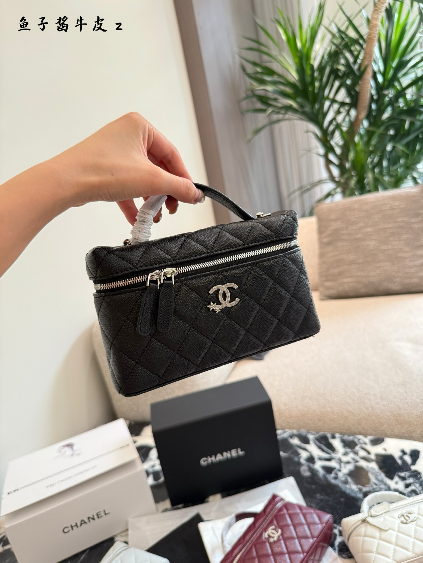 💰260 
Chanel 25B LP流星五金饭盒包🌟
流星五金实物真的好美呀💗
大大logo星星做点缀，显得好灵动啊[哇R]
黑银搭配满满高级感，一年四季百搭～
19cm配盒子