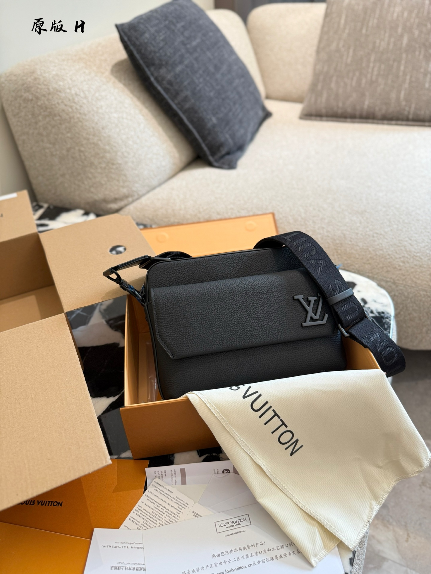 💰300
LV黑色系男士邮差包|时尚与实用的融合
店外观:经典的黑色,低调又奢华。简约的设计线条,时尚感爆棚。无论是搭配休闲装还是正装,都能轻松hold住,瞬间提升整体造型的品味。
材质: 优质的皮革,质感十足。不仅耐用,而且容易打理。摸上去的手感非常舒适,让人爱不释手。
随容量:对于男士来说,容量真的很重要。这款邮差包的内部空间非常合理,可以轻松放下我的笔记本、钱包、手机、钥匙等日常用品。而且还有一些小口袋,可以方便地存放一些小物件,非常贴心。
背法:可以单肩背,也可以斜挎。肩带的长度可以调节,适合不同身高的人。无论是上班、出差还是日常出行,都非常方便。24cm