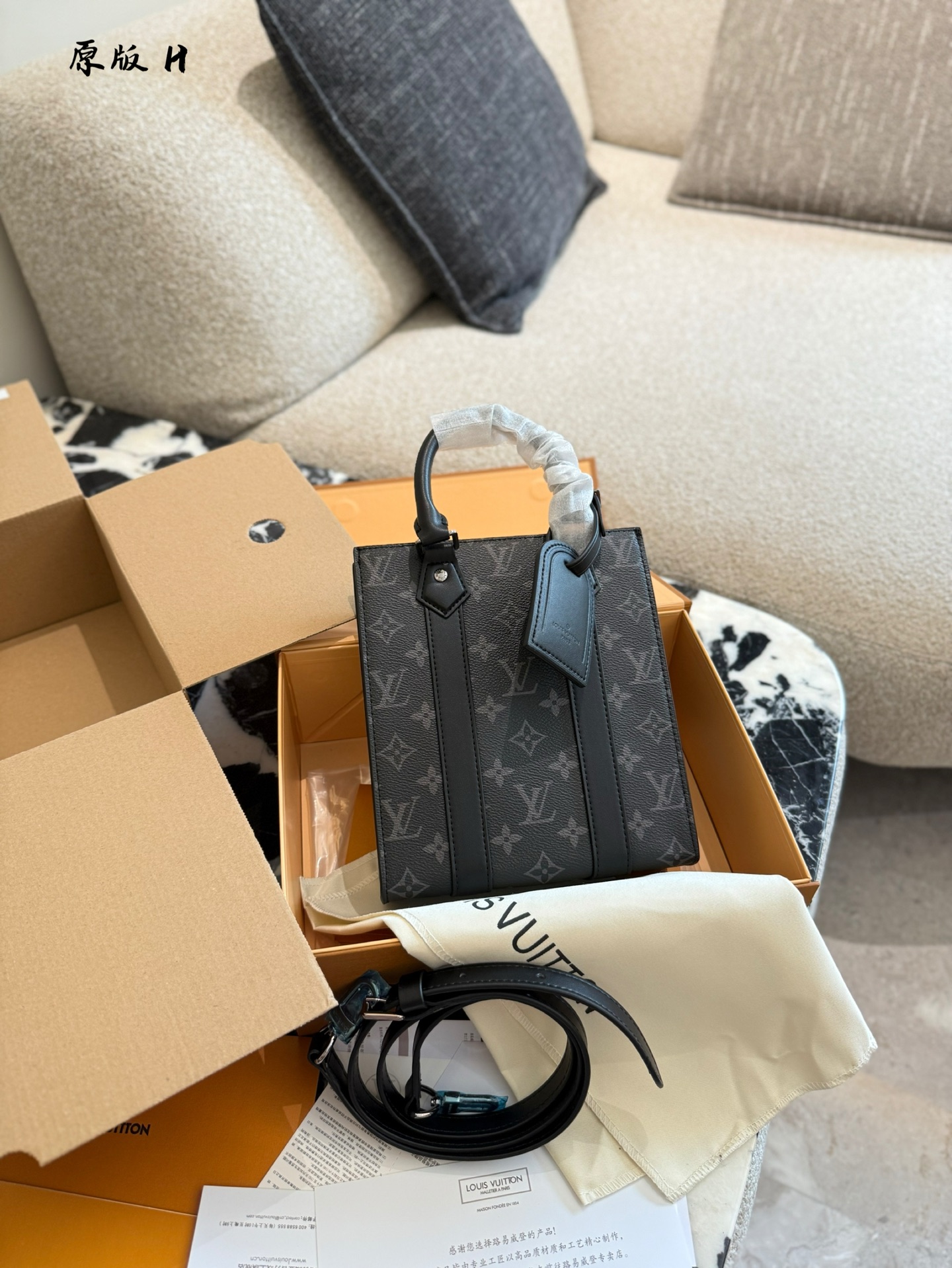 💰260 
推荐LV新款男款迷你托特
SAC PLAT MINI
货号：M46453
尺寸： 19 x 22 x 7 cm
	
M46453是LV的Sac Plat Mini手提包，这是一款精美多功能的包。以下是这款包的一些特点：
	
1. 紧凑的尺寸：Sac Plat Mini是LV经典Sac Plat手提包的较小版本。它的尺寸为19 x 22 x 7 cm厘米，非常适合携带日常必需品。
2. 优雅的设计：这款手提包采用LV标志性的Monogram帆布制成，带有黑色和灰色的LV字母图案。包还配有天然牛皮手柄和边框，为设计增添了一丝奢华感。
3. 多功能性：Sac Plat Mini可以以多种方式携带，如手提、肘部搭配或斜挎。这使得它成为适合不同场合和穿搭的多功能选择。
	
总的来说，M46453是一款时尚实用的包，非常适合日常使用。其紧凑的尺寸、优雅的设计和多功能性使其成为时尚人士衣柜中的不可或缺的单品。