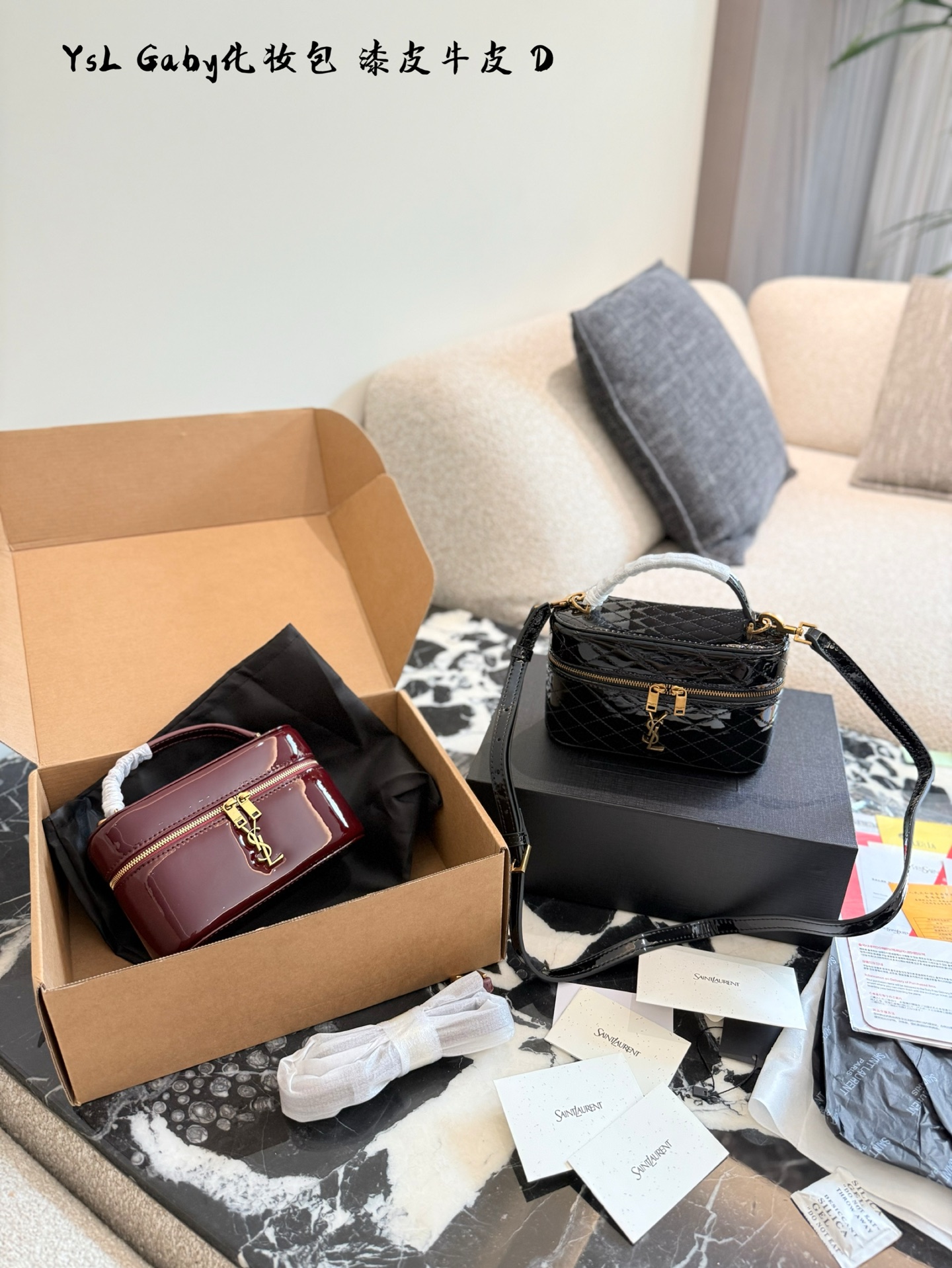 💰280 YSL GABY mini化妆包， [赞R]牛皮手感细腻顺滑，整包以经典方形绗缝工艺制作，外观小巧调皮可爱。 [飞吻R]搭配可调节和可拆皮革肩背带和手柄，方便多种使用方式随时切换～ 金色金属配件拉链开合设计[哇R] 看着小小个但是却特别能装，小巧玲珑的外形超级能装，自重超轻平时出门完全不会有负担[得意R] 尺寸：18x11×6.5cm