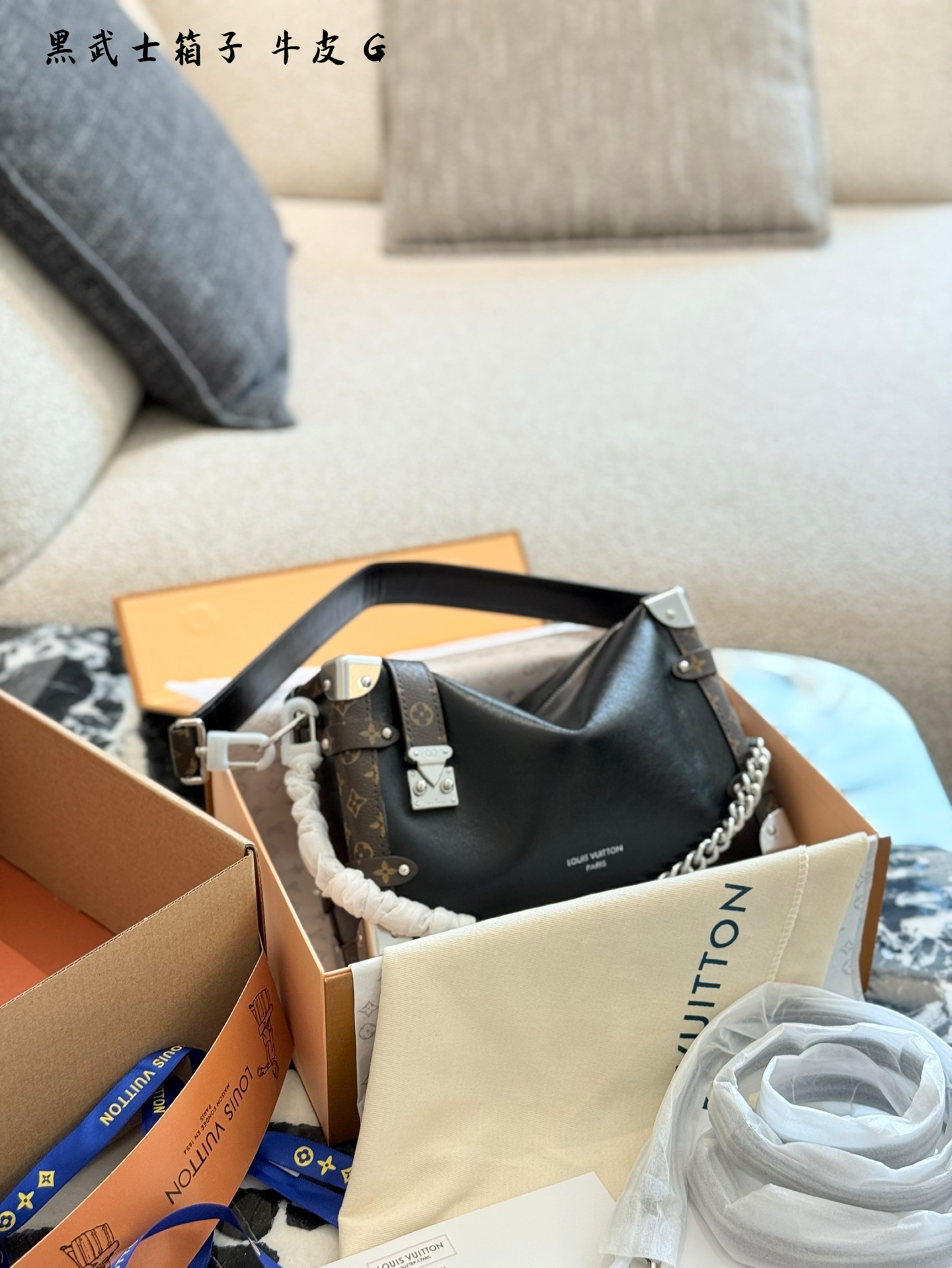 💰280
LV新款 Side Trunk 纯皮包包 软盒子
纯色油蜡牛皮革材质
包身采用经典映箱等细节😍
自带手柄🉑️调节肩带均可拆卸
方便手拎 肩背 斜挎 包型格春夏更配哦24cm双盒