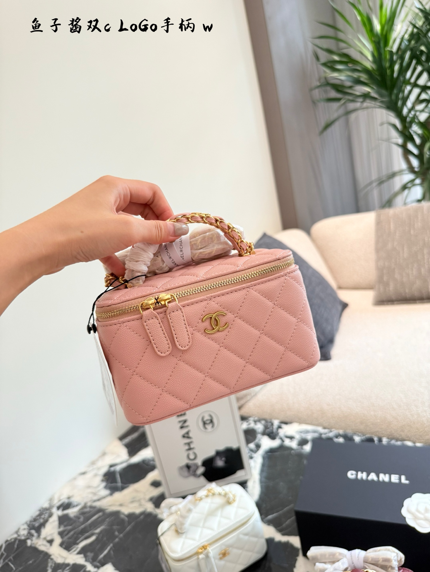 💰260 
Chanel25B手柄长盒子包👜
长盒子有她自己独特的魅力
一上身的高级高谁懂？[色色R]
双c手柄真的太爱了，再搭配荔枝皮
真的很爱～
19cm