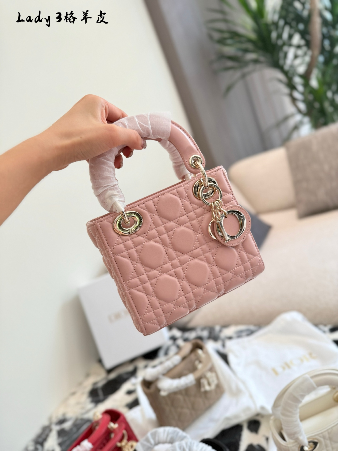 💰280
Lady Dior 三格戴妃，
公主们请注意超有女人味的Dior三格戴妃

黑金小皮质感高级优雅

Dior字母吊坠很精致

日常出门无论什么场合都可以背
16cm