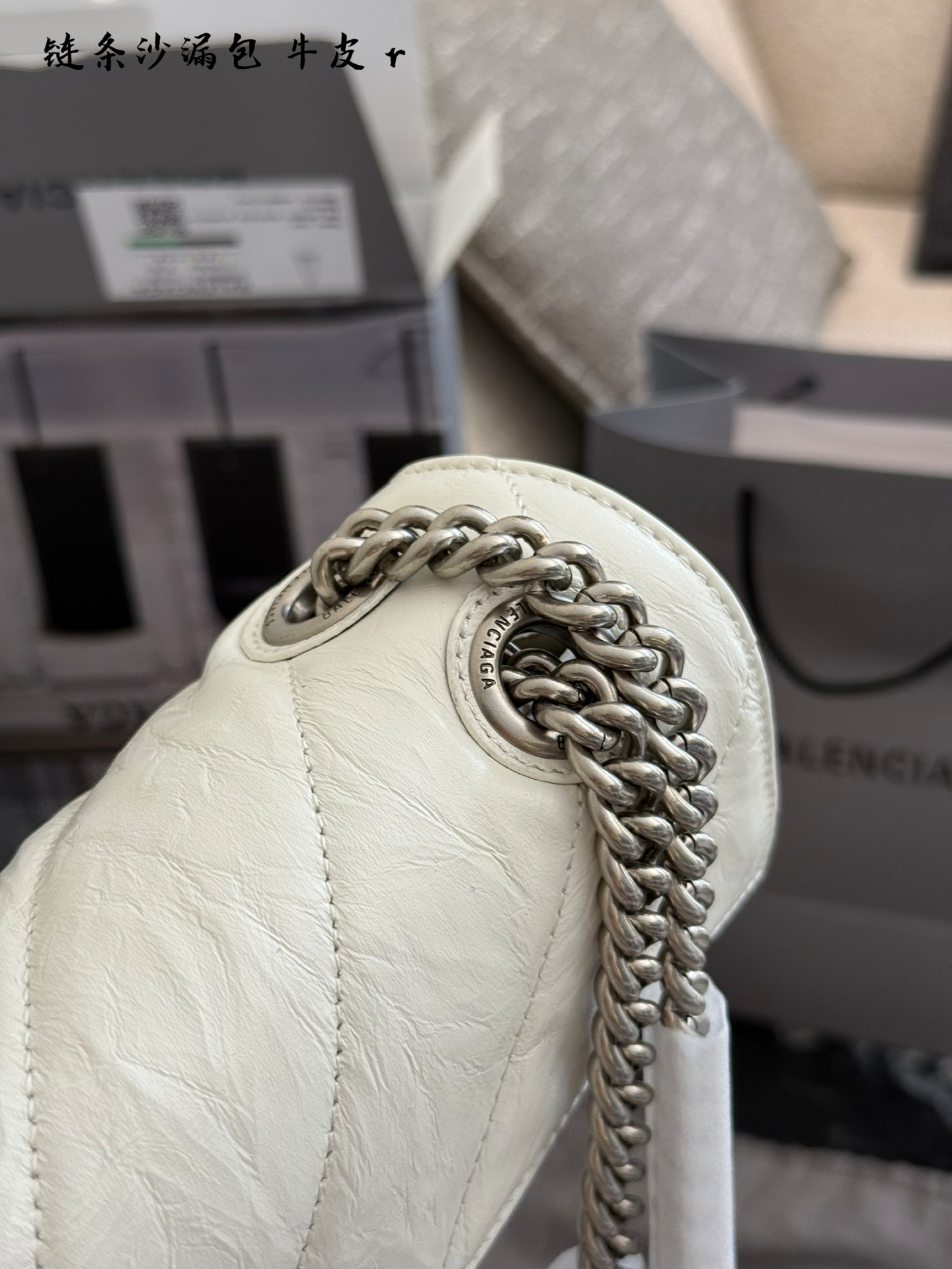 巴黎世家沙漏包💰280
从保值的角度选硬皮沙漏包试了上身效果感觉软牛皮比较适合自己1.包包里面可以放零钱隔层多相对比较实用时常!

2.软沙漏链条包的皮是采用了特殊工艺做的牛皮纸一样的气质，特别耐造!

3.链条是特殊材质(至于什么材质，我也说不来，它家饰品也是同样的材质)所以说链条一点也不重

4.腋下斜背都是很好的 23cm31cm 图片全套包装
