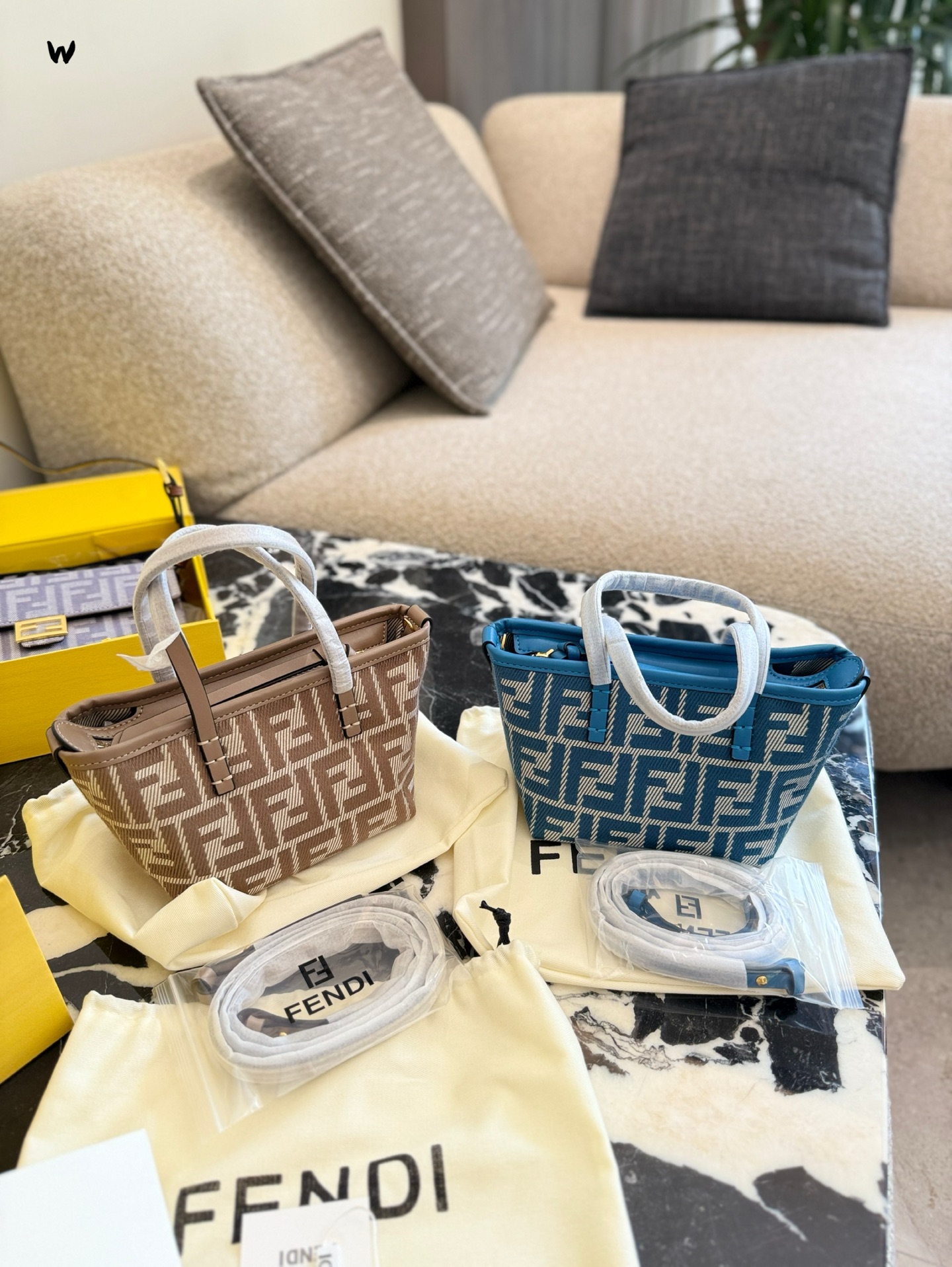 💰260
fendi mini roll老花
好久没关注过fendi了,被朋友安利了这只包过来试试。尊嘟很可爱!不由得感叹奢侈品果然不止Iv香奈儿爱马仕冠
看了价格觉得,真香啊..小小的一只重量很轻质感却很不错。这种饺子型容量肯定是不会小。以后要多看看他家的包包了,这只好感度暴增!肩带可调节,斜挎肩带也可以取下来,细节满满。不会因为mini包型和价格便宜就在细节.上打折扣这点很好评!
在同类型的包型都接近两个w的价格的时候,这只真是一股清流了。买过来背一背可爱一下是不错的!我觉得.适配各种挂件~16cm 折叠盒包装