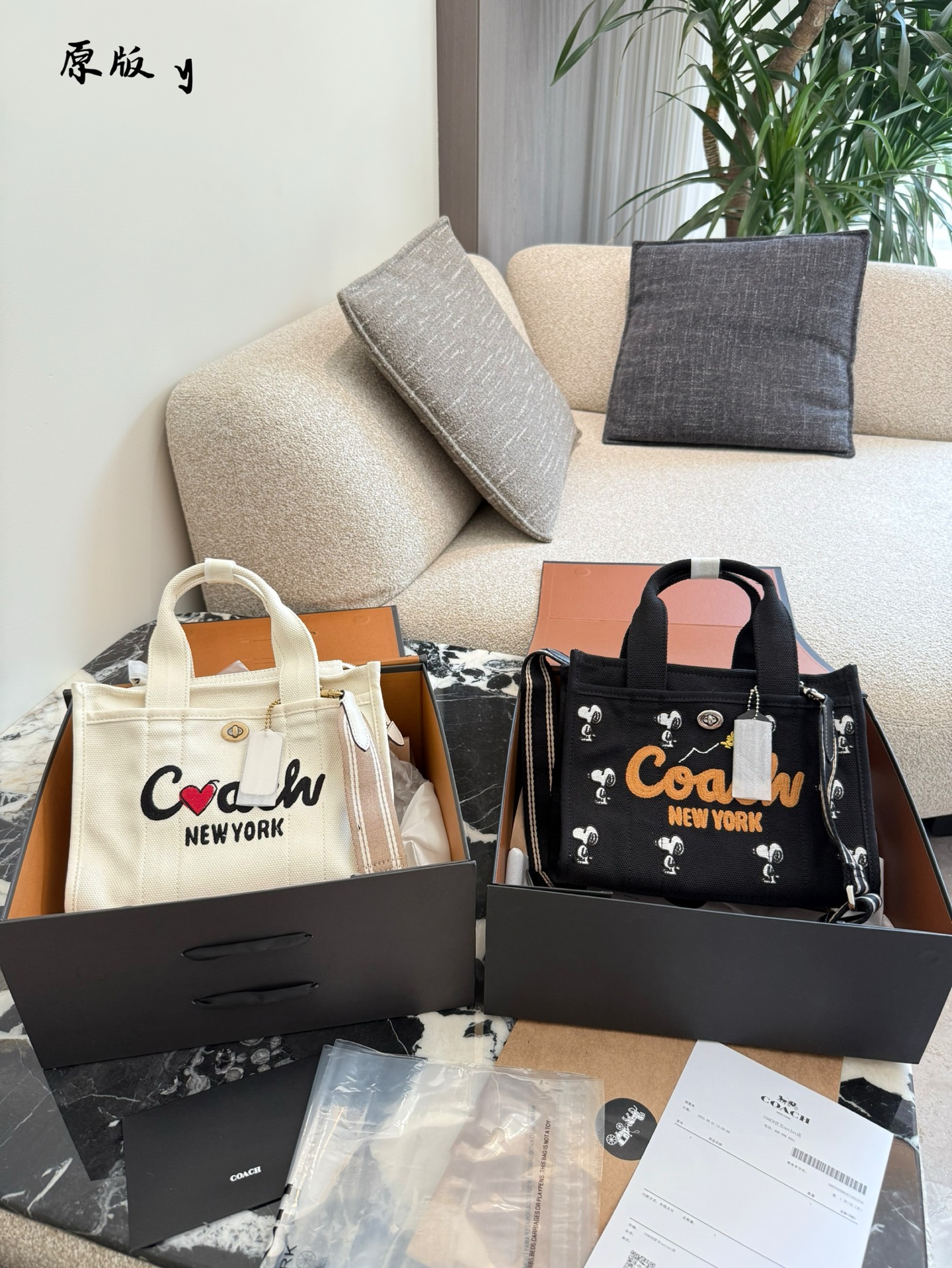 Blanco y negro. Top original. COACH | Nuevo Cargo Tote de mezclilla. Nuevo Cargo Tote de mezclilla 25 cm con caja.
