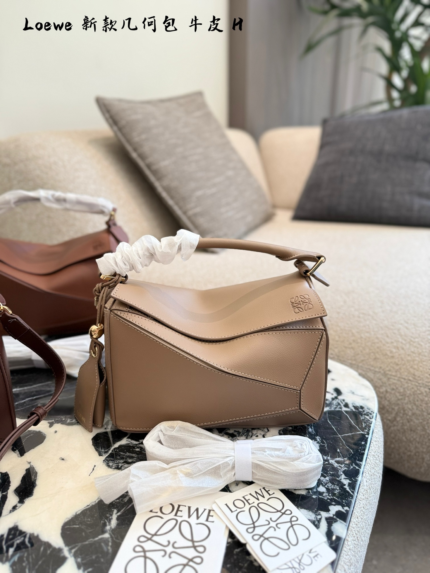 💰360
Loewe puzzle十遇年紀念款
最近認為的最美的風景是~~ Puzzle十遇年紀念款這個紅色顏色的飽和度豐富油亮發光的小牛皮超級超級美啦25cm原版牛皮配盒子