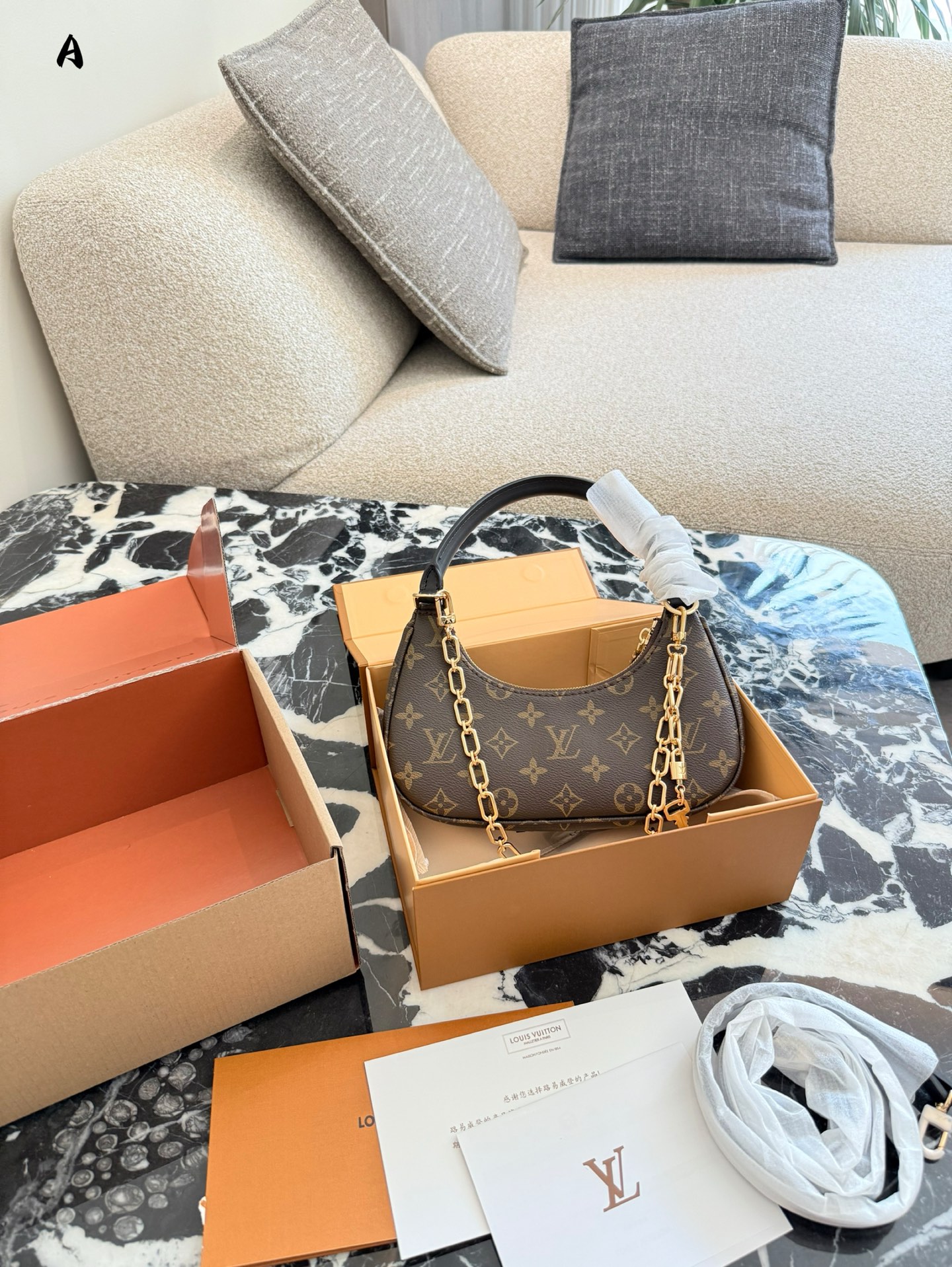 💰260
LV CATCHY 小号 | 好看的包包谁不爱呢?
Catchy 小号手袋为帆布勾勒牛皮革饰边,以经典 Monogram 图案致敬品牌传统,成就又一灵巧之选。利落构型令日常所需轻松随行,双侧滑带方便调节包身轮廓,可拆卸金属链条与钥匙造型装饰相映成趣。