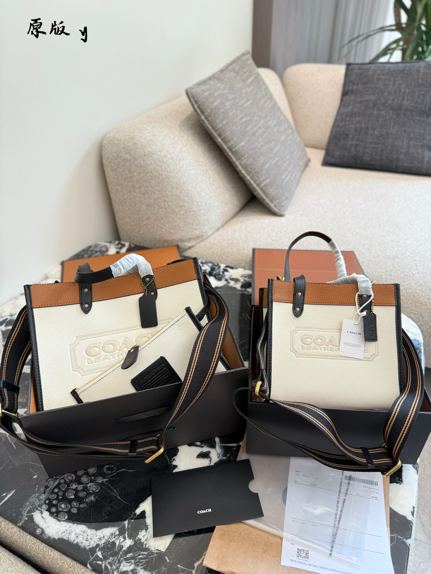 💰280 COACH近期最爱托特包~ Field系列 Tote22号托特包 奶昔白和燕麦色真的很搭 正方包型，很可爱nei，小个子也可以背的托特包 手提斜挎都合适，背起来拍照也是氛围感满满 22cm30cm