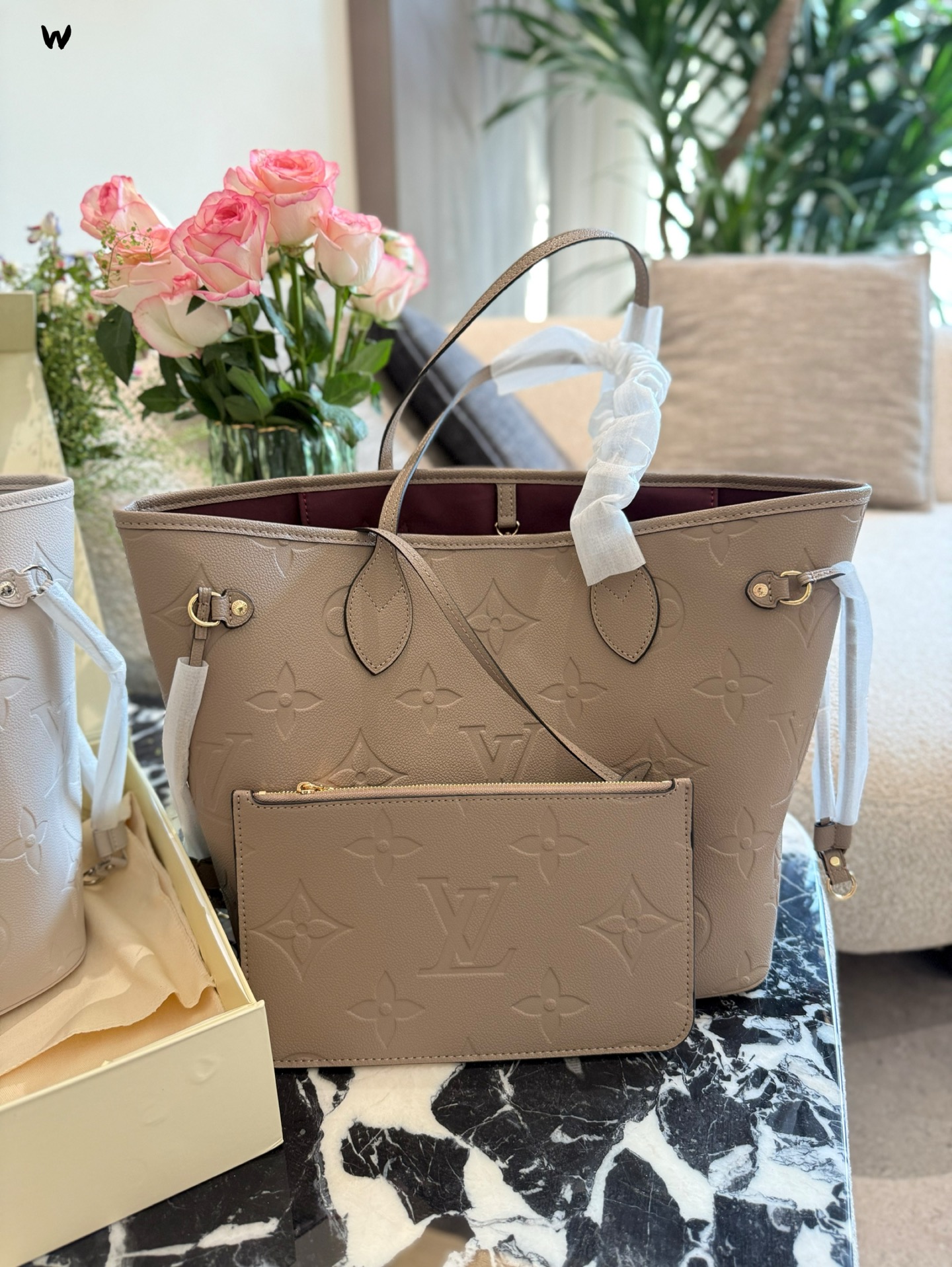 💰260
路易威登Neverfull手提包:永恒的经典与实用时尚代表 👜✨
一款融合实用与时尚的代表作品——路易威登(Louis Vuitton)Neverfull手提包。这款包自2007年诞生以来,便成为全球范围内的时尚达人们的挚爱之选。
1⃣ 设计理念:Neverfull手提包的设计将实用性与时尚元素完美结合,简约大方的线条搭配品牌标志性的棋盘格图案,适合各种场合。包内空间宽敞,可以轻松装下日常所需物品。此外,包身两侧还配有可调节的细带,可根据个人喜好调整包包大小。
2⃣ 材质选用:路易威登Neverfull手提包采用品牌经典的Monogram画布或Damier图案,坚固耐用。包边和手柄部分选用优质皮革,经过精湛工艺处理,使得包包更加结实,耐用性更佳。