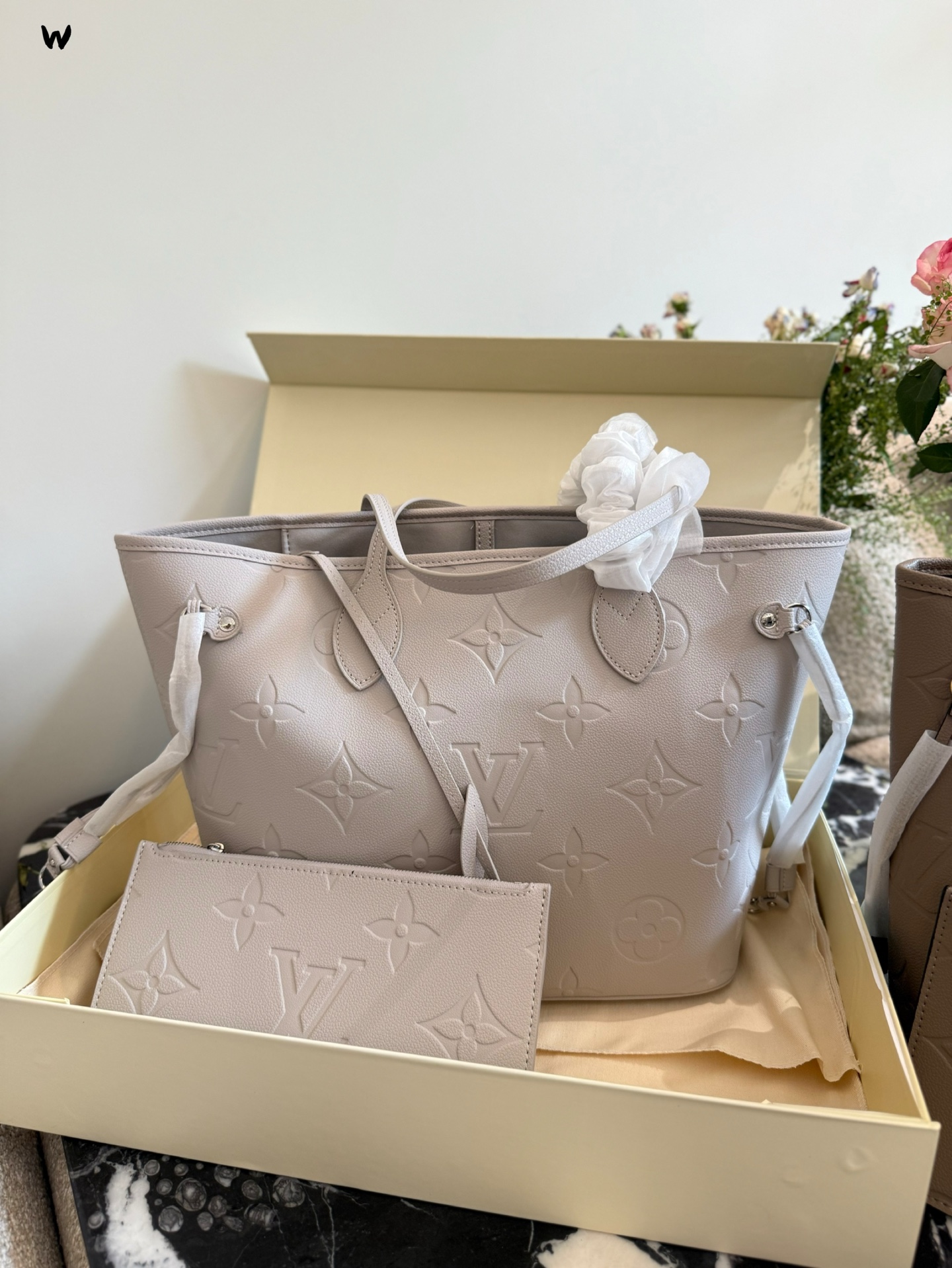 💰260
路易威登Neverfull手提包:永恒的经典与实用时尚代表 👜✨
一款融合实用与时尚的代表作品——路易威登(Louis Vuitton)Neverfull手提包。这款包自2007年诞生以来,便成为全球范围内的时尚达人们的挚爱之选。
1⃣ 设计理念:Neverfull手提包的设计将实用性与时尚元素完美结合,简约大方的线条搭配品牌标志性的棋盘格图案,适合各种场合。包内空间宽敞,可以轻松装下日常所需物品。此外,包身两侧还配有可调节的细带,可根据个人喜好调整包包大小。
2⃣ 材质选用:路易威登Neverfull手提包采用品牌经典的Monogram画布或Damier图案,坚固耐用。包边和手柄部分选用优质皮革,经过精湛工艺处理,使得包包更加结实,耐用性更佳。