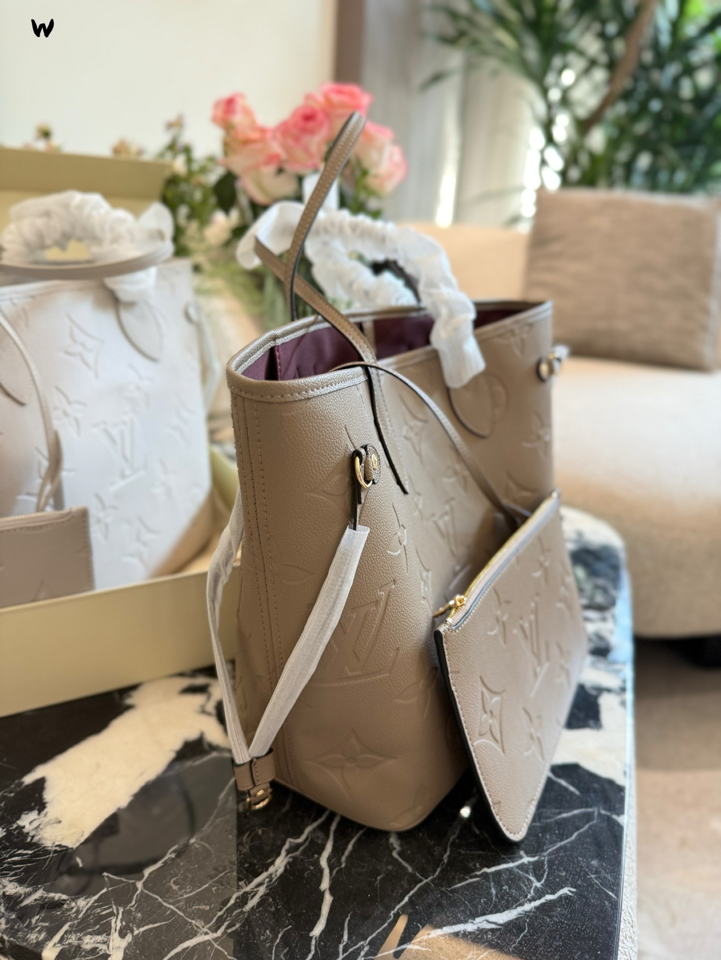 💰260
路易威登Neverfull手提包:永恒的经典与实用时尚代表 👜✨
一款融合实用与时尚的代表作品——路易威登(Louis Vuitton)Neverfull手提包。这款包自2007年诞生以来,便成为全球范围内的时尚达人们的挚爱之选。
1⃣ 设计理念:Neverfull手提包的设计将实用性与时尚元素完美结合,简约大方的线条搭配品牌标志性的棋盘格图案,适合各种场合。包内空间宽敞,可以轻松装下日常所需物品。此外,包身两侧还配有可调节的细带,可根据个人喜好调整包包大小。
2⃣ 材质选用:路易威登Neverfull手提包采用品牌经典的Monogram画布或Damier图案,坚固耐用。包边和手柄部分选用优质皮革,经过精湛工艺处理,使得包包更加结实,耐用性更佳。