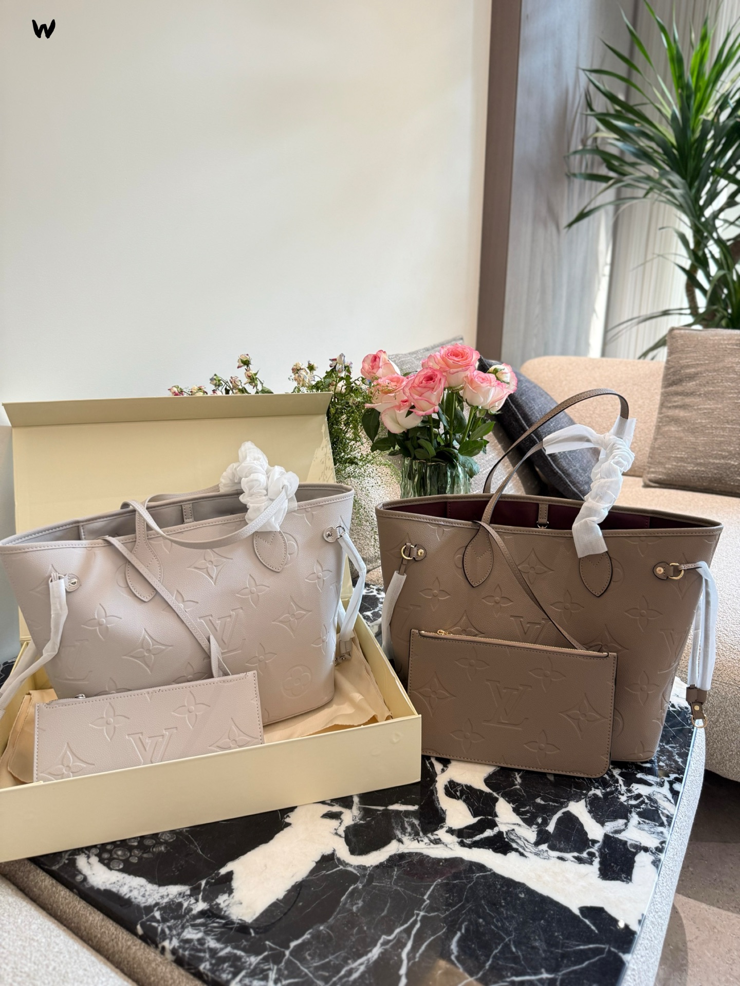 💰260 
路易威登Neverfull手提包：永恒的经典与实用时尚代表 👜✨
	
一款融合实用与时尚的代表作品——路易威登（Louis Vuitton）Neverfull手提包。这款包自2007年诞生以来，便成为全球范围内的时尚达人们的挚爱之选。
	
1⃣ 设计理念：Neverfull手提包的设计将实用性与时尚元素完美结合，简约大方的线条搭配品牌标志性的棋盘格图案，适合各种场合。包内空间宽敞，可以轻松装下日常所需物品。此外，包身两侧还配有可调节的细带，可根据个人喜好调整包包大小。
	
2⃣ 材质选用：路易威登Neverfull手提包采用品牌经典的Monogram画布或Damier图案，坚固耐用。包边和手柄部分选用优质皮革，经过精湛工艺处理，使得包包更加结实，耐用性更佳。