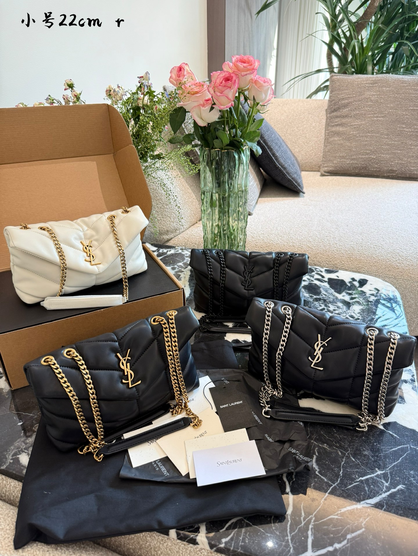 YSL圣罗兰云朵包💰260 
Ysl圣罗兰云朵包，超酷～
折叠礼盒🎁
YSL圣罗兰云朵包 黑金超酷 杨幂同款
软软糯糯小可爱 外观颜值爆表
不要犹豫 必入款 真好好#ysl圣罗兰22cm双盒