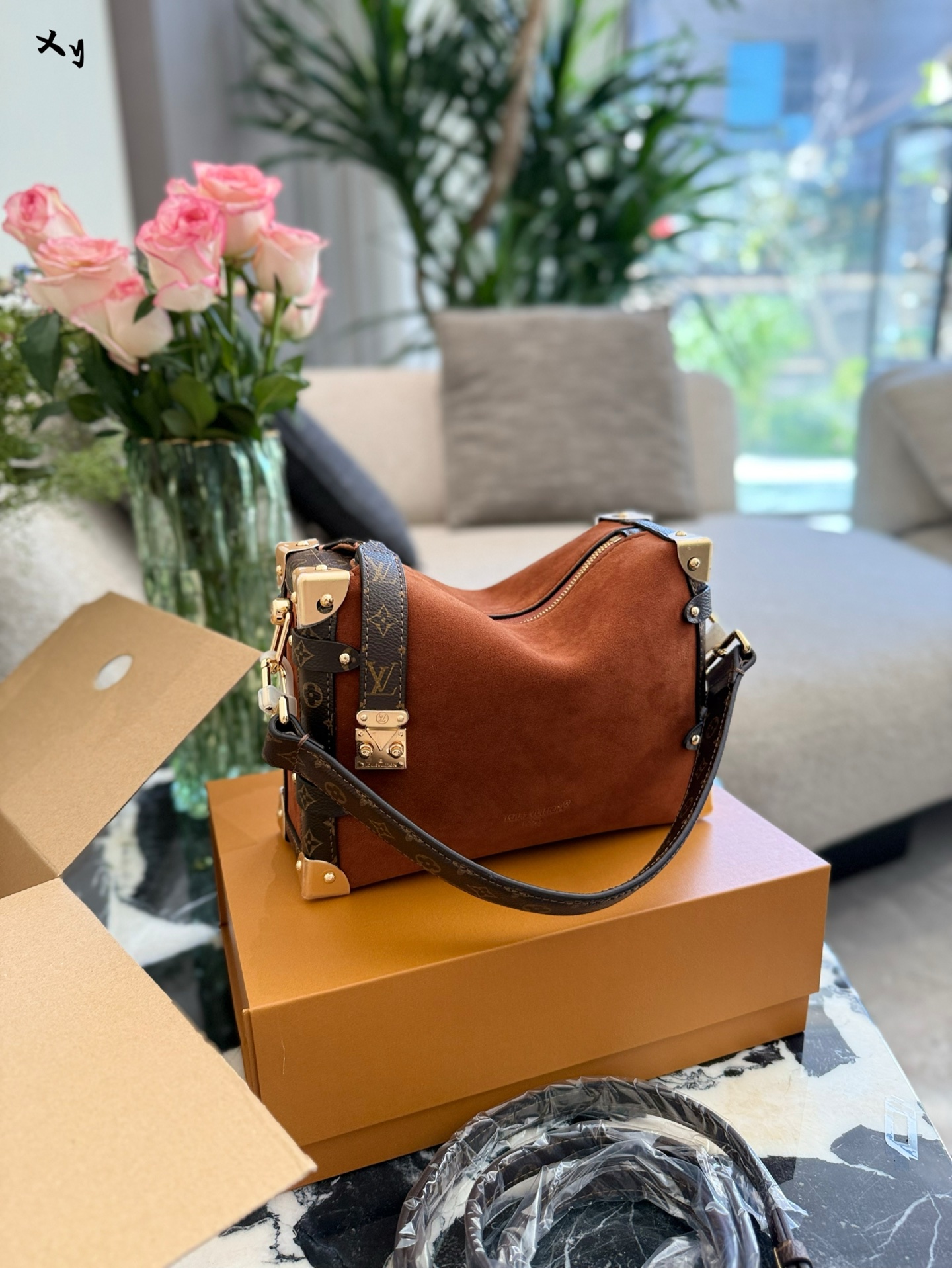 LV新款女包来袭✨💰280 
新品，满满“低调奢华感”，无论你是都市通勤风还是度假Boho风，这波新品一定能拿捏！💼💖
🌟【LOW KEY系列】
•	Side Trunk MM（Boho Tan/链条款）：复古箱型灵感，融入麂皮与编织细节，满满波西米亚随性气息。
24cm