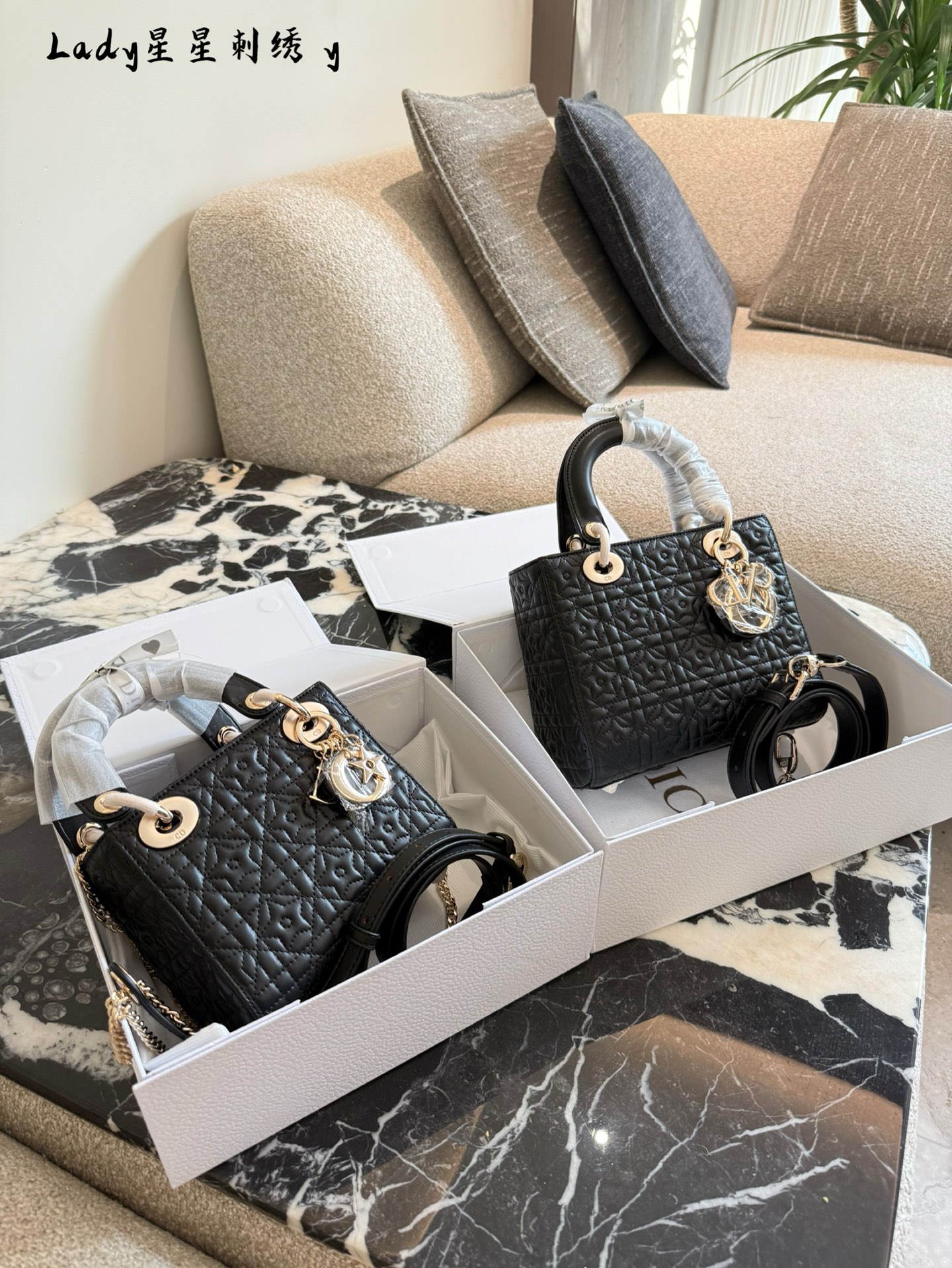 💰280 迪奥这只限量款星星戴妃包也太戳少女心了吧!精致得像个小摆件,白色羊皮搭配星星元素,温柔又灵动,拎在手上瞬间点亮整套穿搭 现在入手是好价,喜欢这种小巧精致款的姐妹可以冲~ 17cm20cm